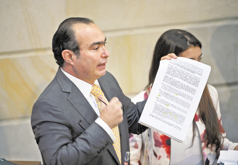 Jorge Pretelt, suspendido y a investigación penal por concusión