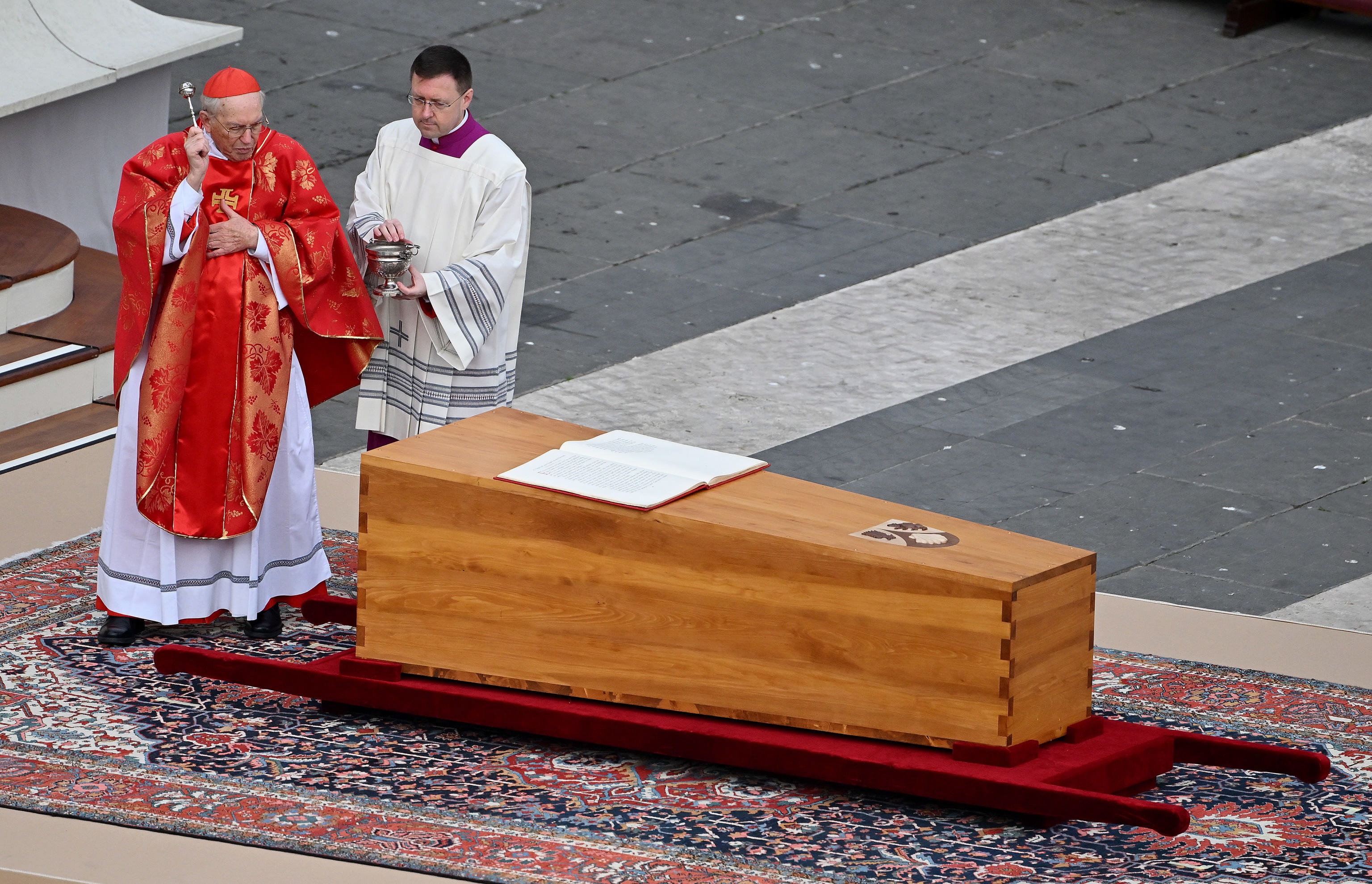 ¿Quién es Giovanni Battista Re, el decano a cargo de la misa del funeral del papa?
