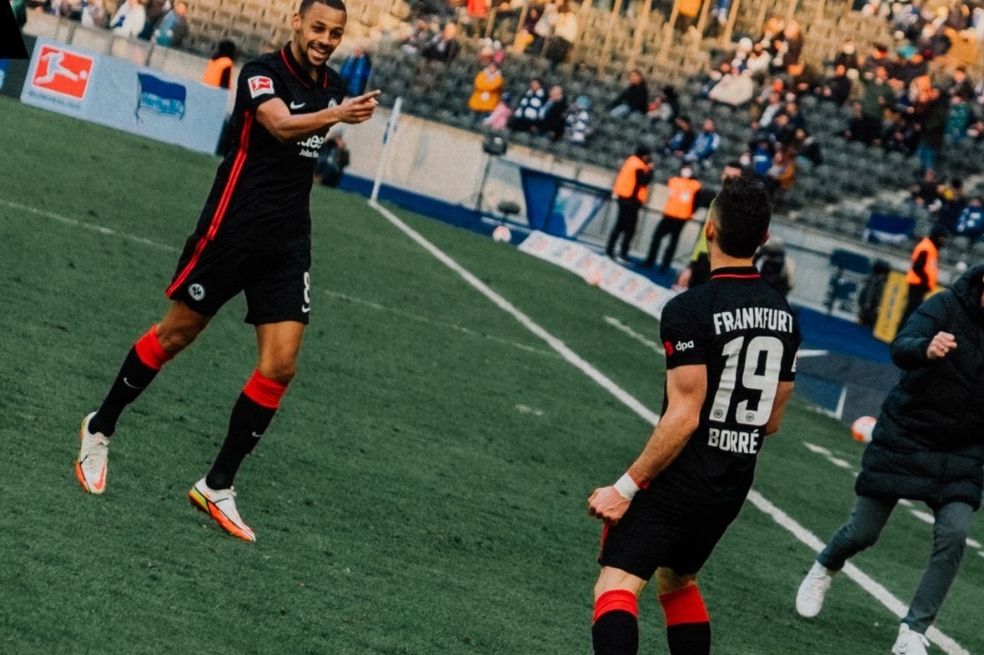 Rafael Santos Borré jugó un gran partido ante el Barcelona