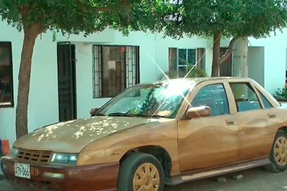 El troncomóvil, el carro de madera que la DIAN no dejó llegar a Estados Unidos