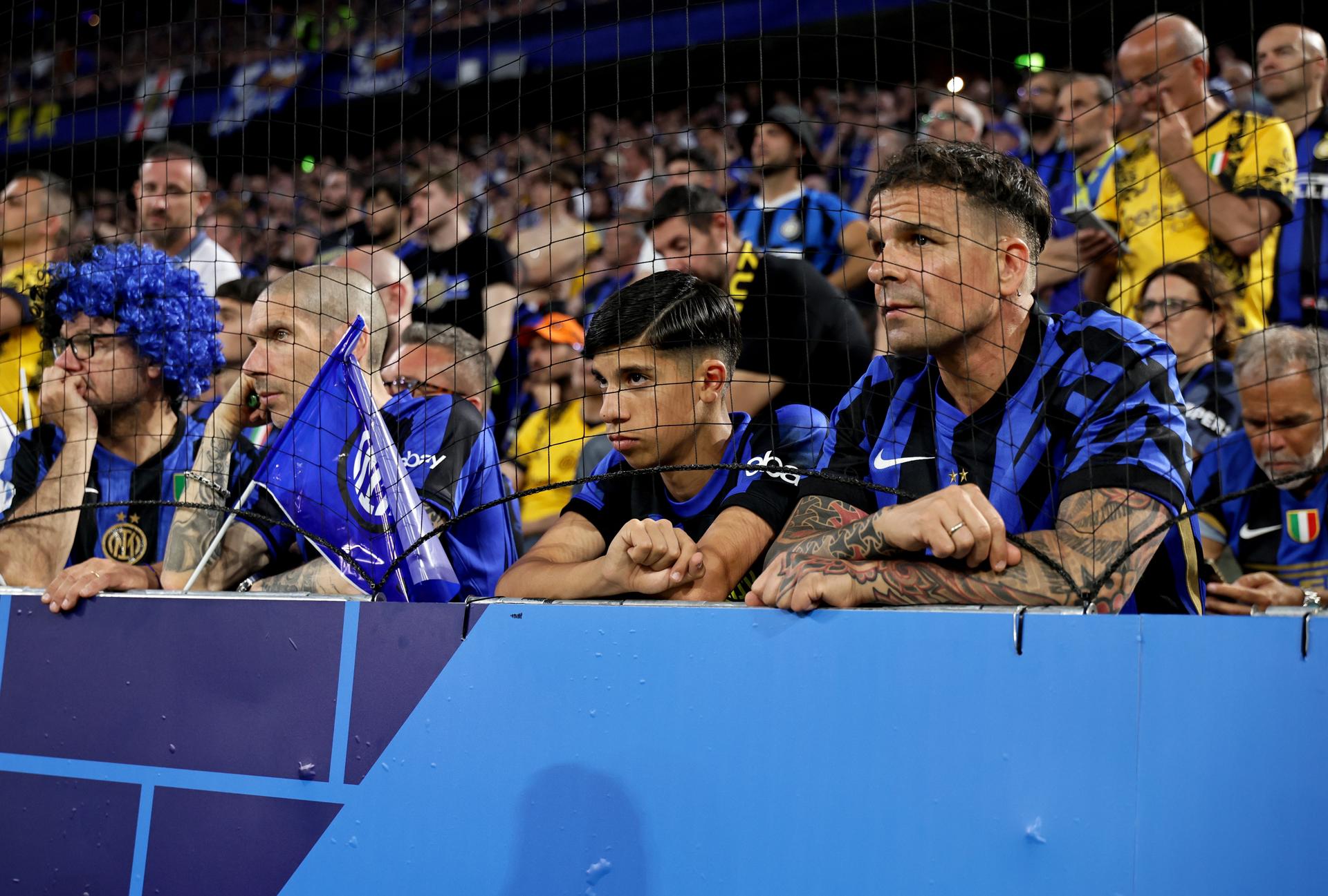 Munich (Germany), 31/05/2025.- Dejected fans of Inter during the UEFA Champions League final between Paris Saint-Germain and Internazionale Milano in Munich, Germany 31 May 2025. PSG won 5-0. (Liga de Campeones, Alemania) EFE/EPA/RONALD WITTEK

