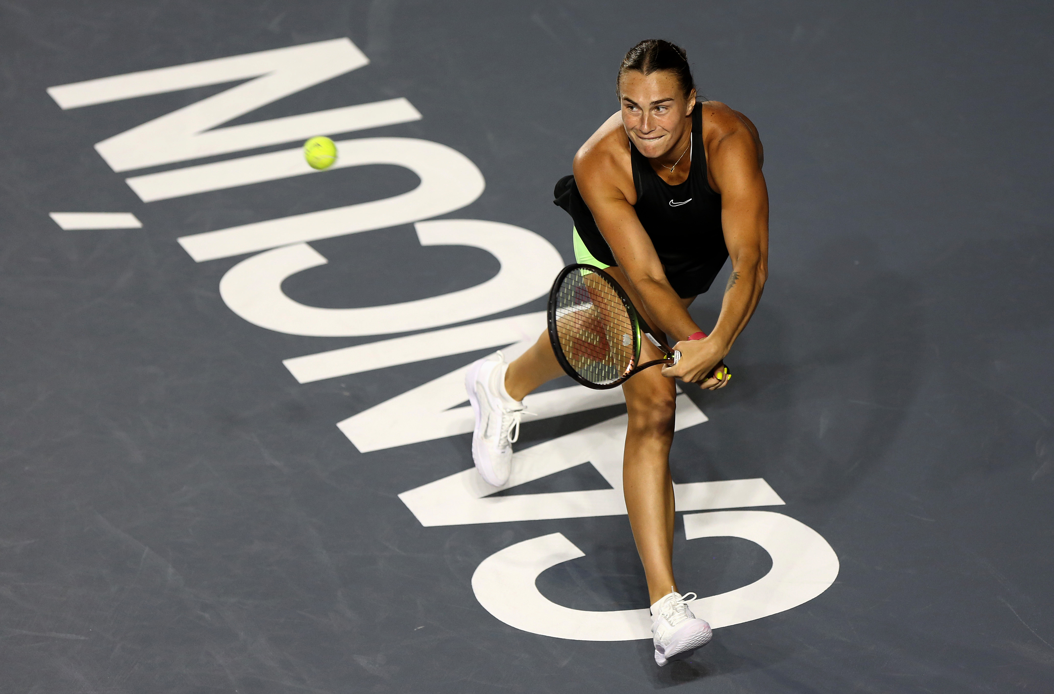 MEX732. CANCÚN (MÉXICO), 02/11/2023.- La tenista bielorrusa Aryna Sabalenka devuelve una bola contra la kazaja Elena Rybakina hoy, durante un juego del torneo femenino de tenis WTA Finals Cancún realizado en el hotel Paradisius del balneario de Cancún estado de Quintana Roo (México). EFE/ Alonso Cupul