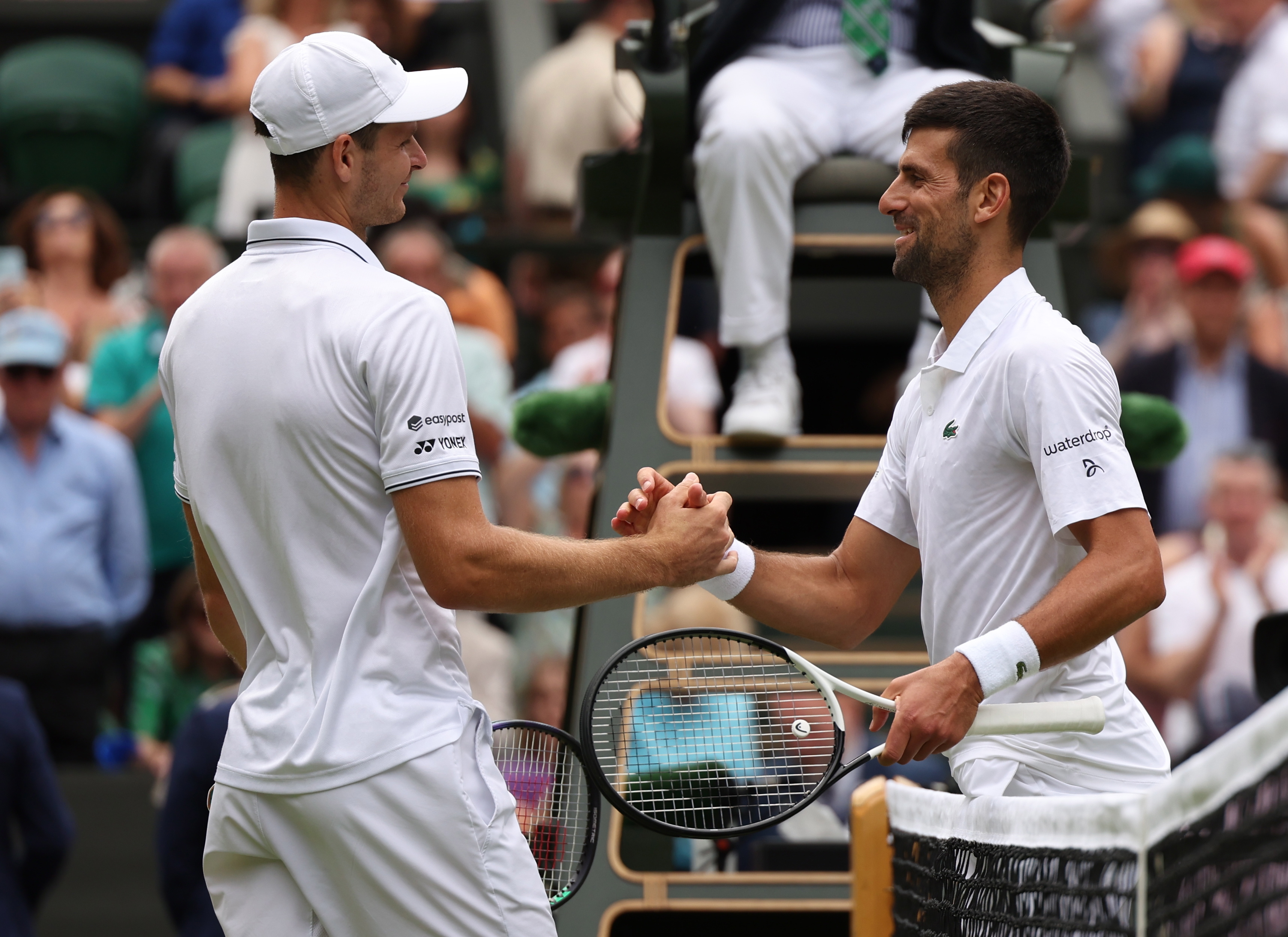 Wimbledon (United Kingdom), 10/07/2023.- Novak Djokovic (R) of Serbia shakes hands with Hubert Hurcacz of Poland after winning his Men's Singles 4th round match at the Wimbledon Championships, Wimbledon, Britain, 10 July 2023. (Tenis, Polonia, Reino Unido) EFE/EPA/NEIL HALL EDITORIAL USE ONLY