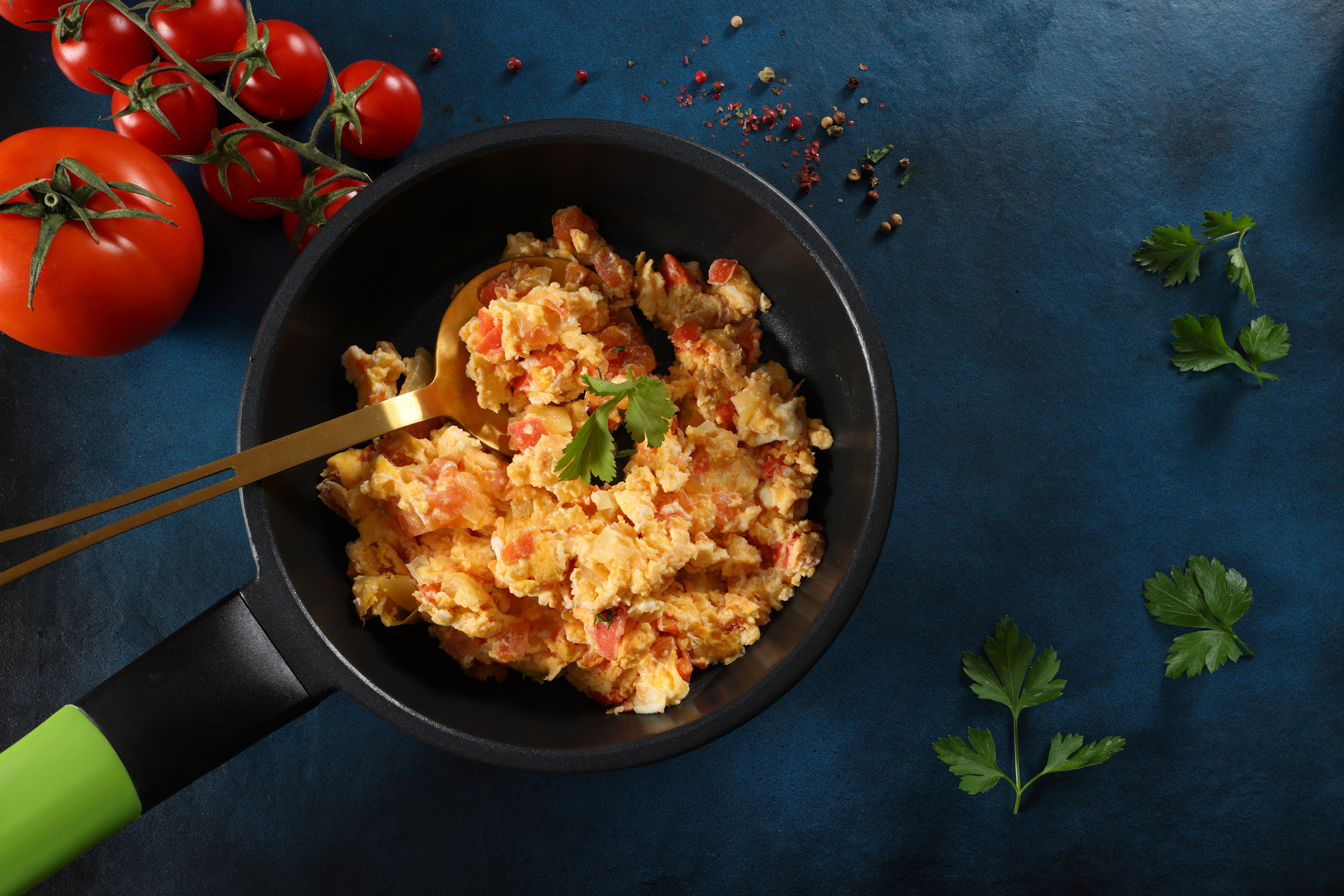 Cinco ingredientes y receta para llevar huevos napolitanos a la mesa