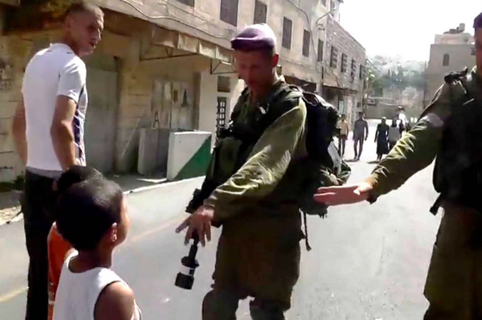 Soldados israelíes detienen a niño palestino de 5 años