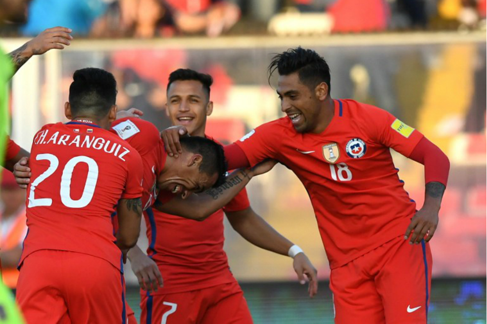 Esteban Paredes (2) y Alexis Sánchez anotaron los goles de Chile frente a Venezuela. / AFP