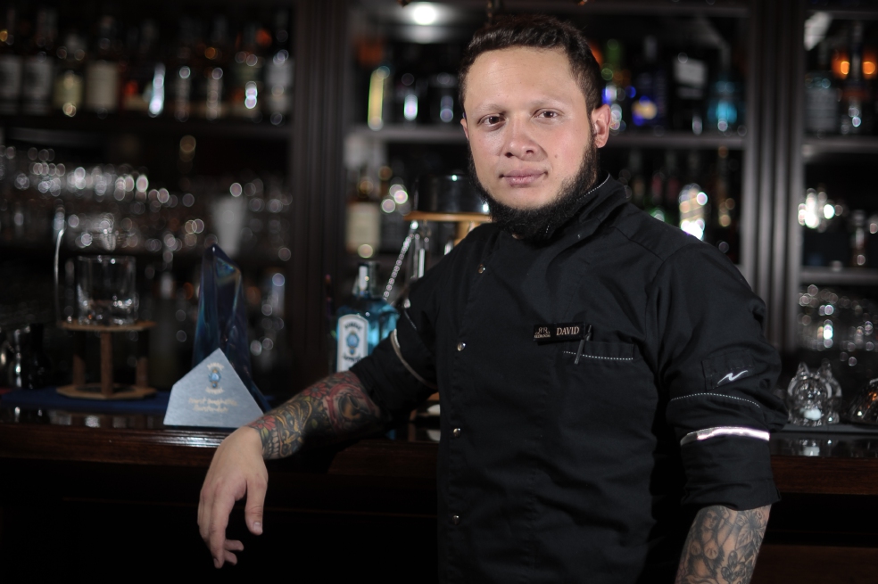 David Laverde competirá en el Must Imaginative Bartender que organiza Bombay./ Cristian Garavito - El Espectador