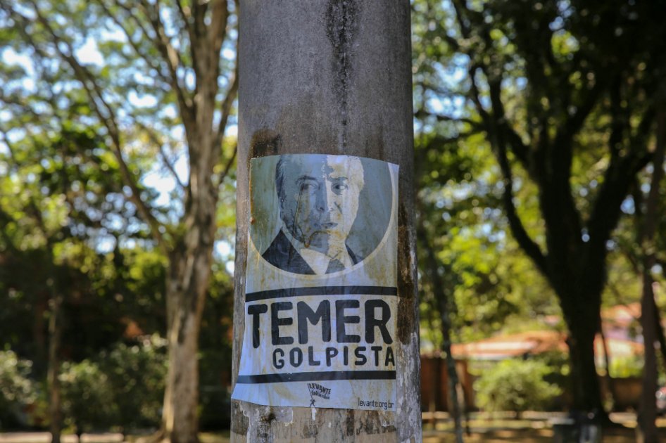 Vista de un cartel con la imagen del vicepresidente brasileño, Michel Temer, puesto en frente de su casa en Sao Paulo, que dice "Temer Golpista". / EFE
