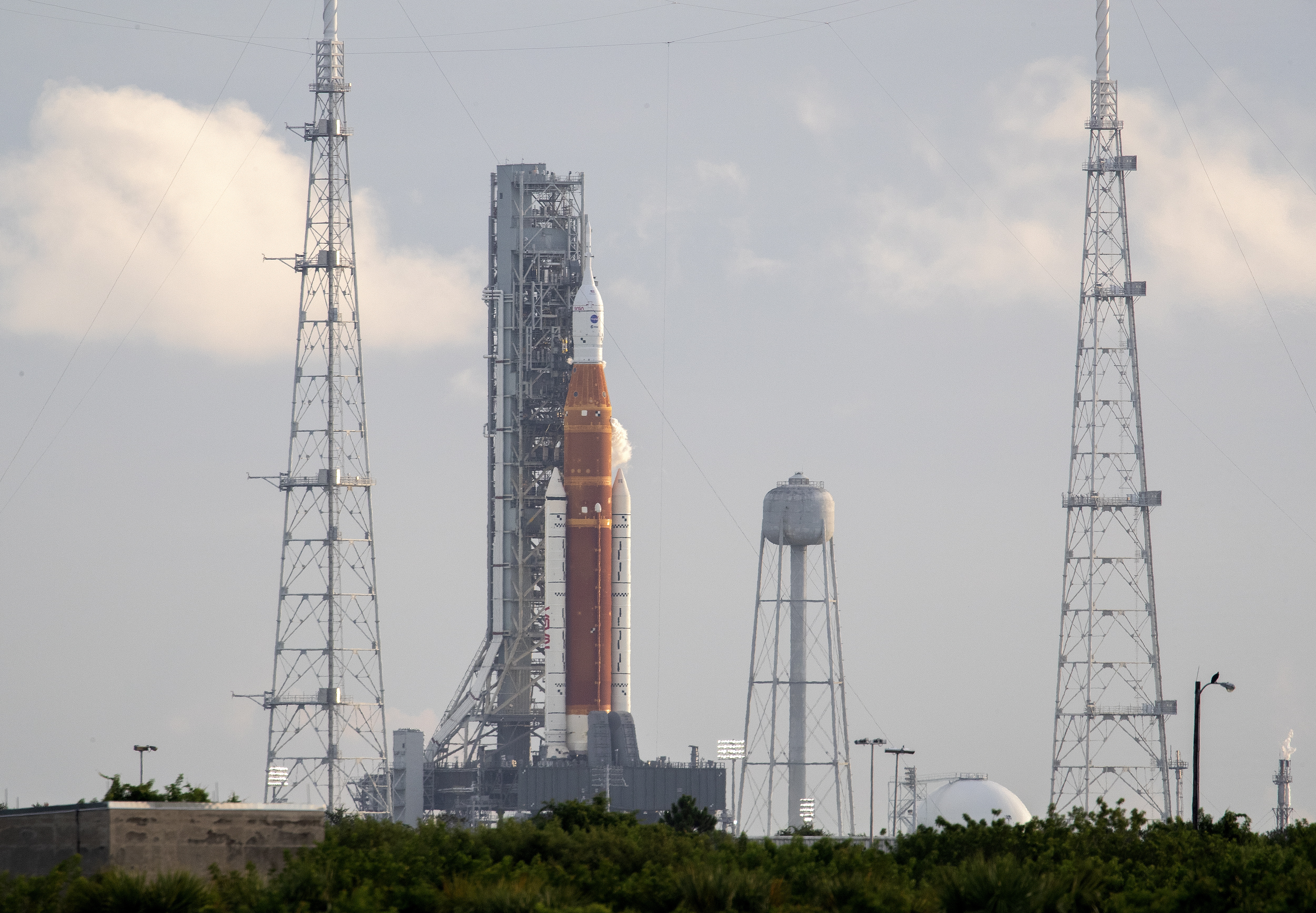 Titusville (United States), 29/08/2022.- The countdown clock of the SLS rocket with an Orion capsule, part of the Artemis 1 mission, is on a hold at T-40 minutes at the at the pad 39B in the Kennedy Space Center in Merrit Island Florida, USA, 29 August 2022. According to NASA, the hydrogen team of the rocket is discussing plans with the Artemis I launch director. The Artemis 1 mission was an uncrewed test flight of the Orion spacecraft and the first launch of the SLS. The Artemis, the US space agency's first crewed Moon mission since Apollo 17 in 1972, is a space mission with the goal of landing the first female astronaut and first astronaut of color on the Moon. (Estados Unidos) EFE/EPA/CRISTOBAL HERRERA-ULASHKEVICH