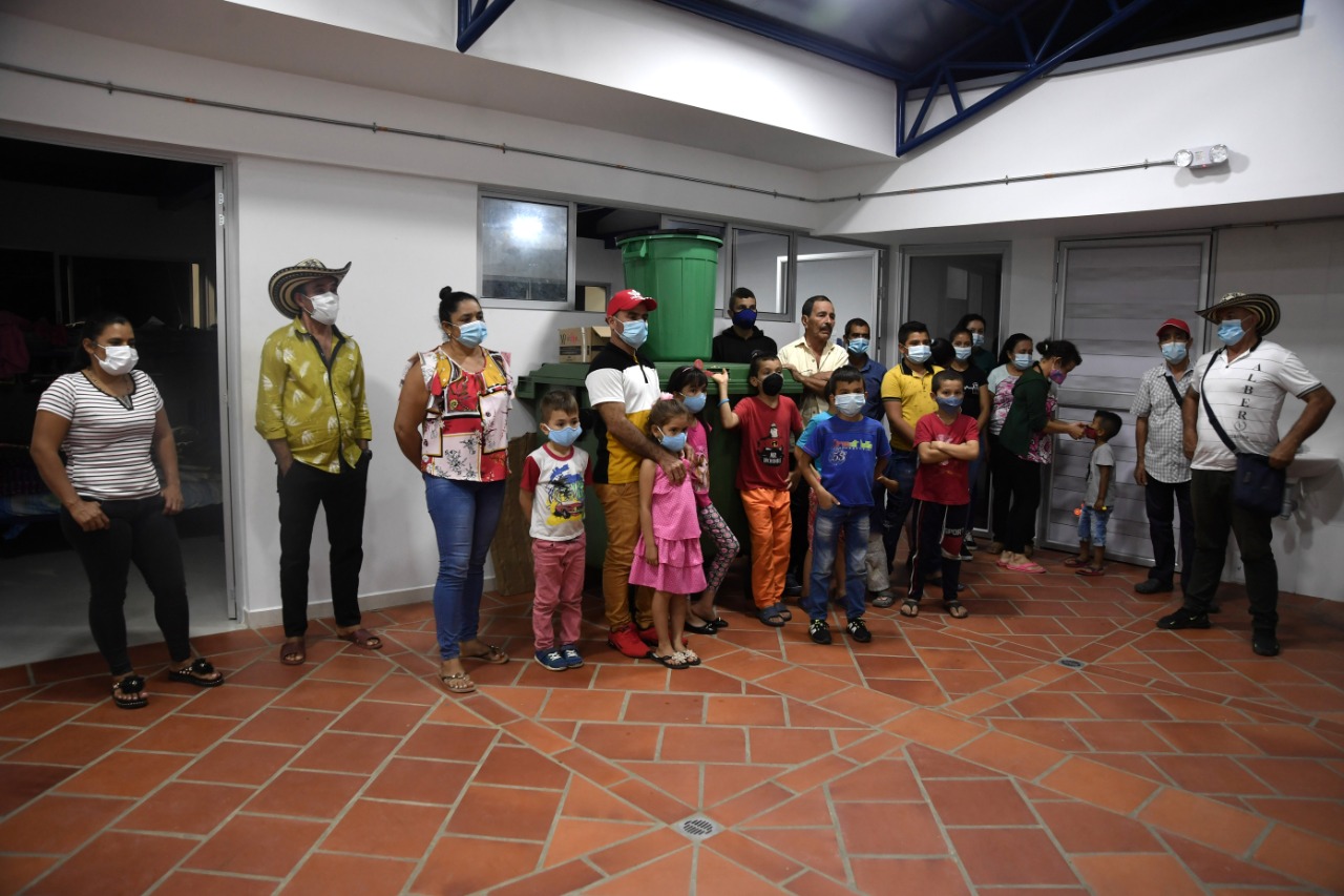 En el albergue para víctimas de Hacarí permanecen alrededor de 15 familias de las 38 que salieron desplazadas el primero de febrero. Allí reciben atención de la alcaldía y están en buenas condiciones, pero tienen sus parcelas, sus cultivos, su ganado y sus viviendas a la deriva.