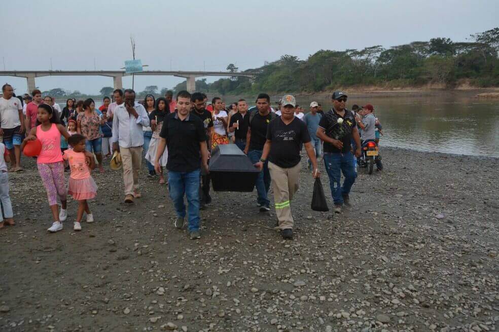 Las imágenes del entierro que le hicieron al río Cauca