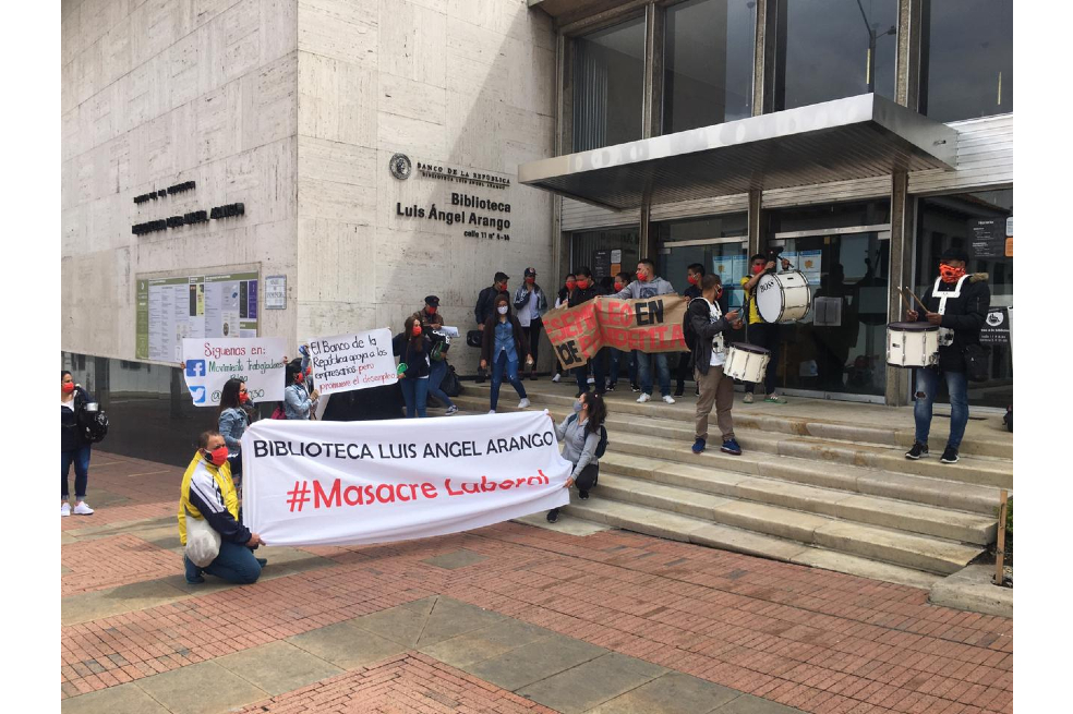 Los trabajadores despedidos de la Biblioteca Luis Ángel Arango alzan sus voces