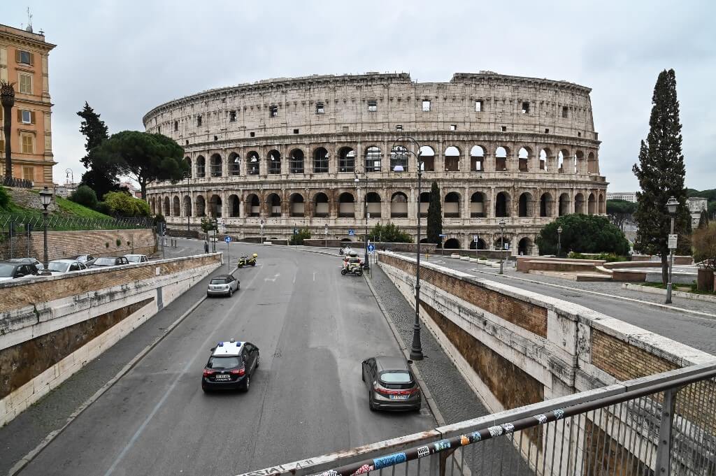 Europeos cantan desde sus balcones mientras están en cuarentena por Coronavirus