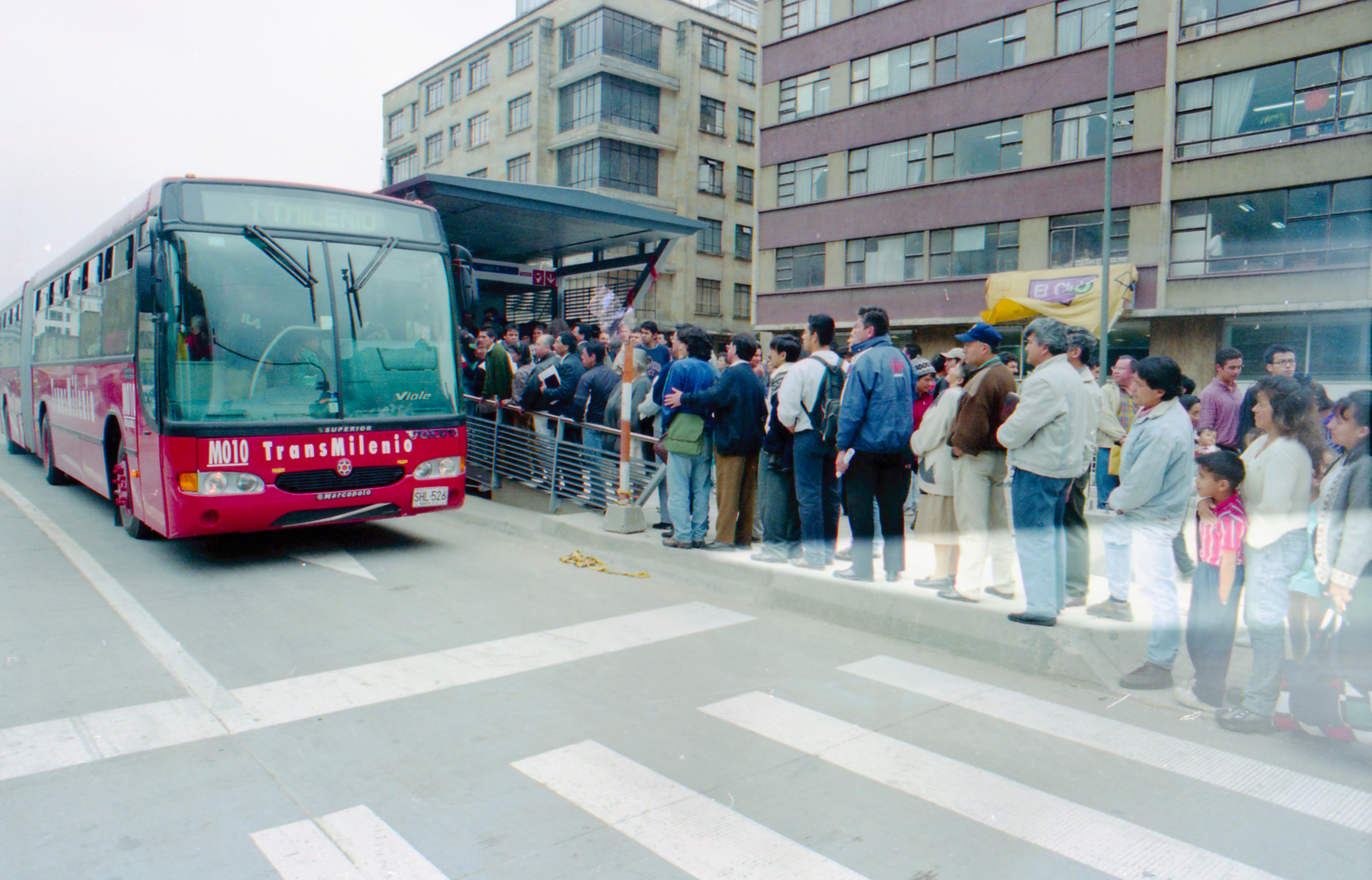 Así fue el día que nació TransMilenio: fotos inéditas de su inauguración hace 25 años