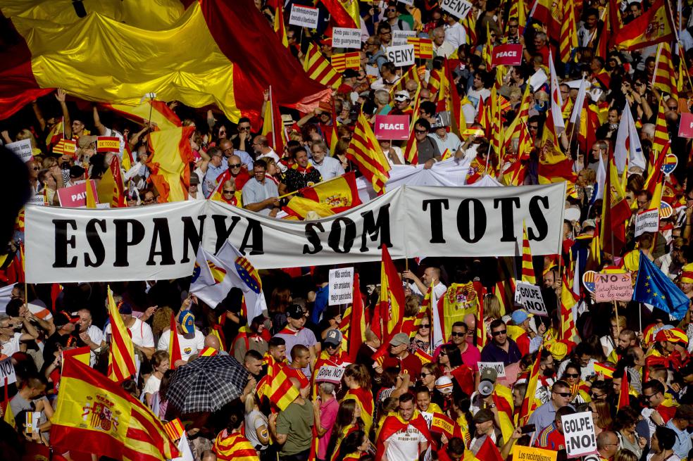 “Recuperemos la sensatez”, gritan españoles en Barcelona