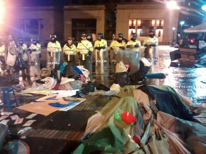 Desalojan el campamento por la paz en la Plaza de Bolívar