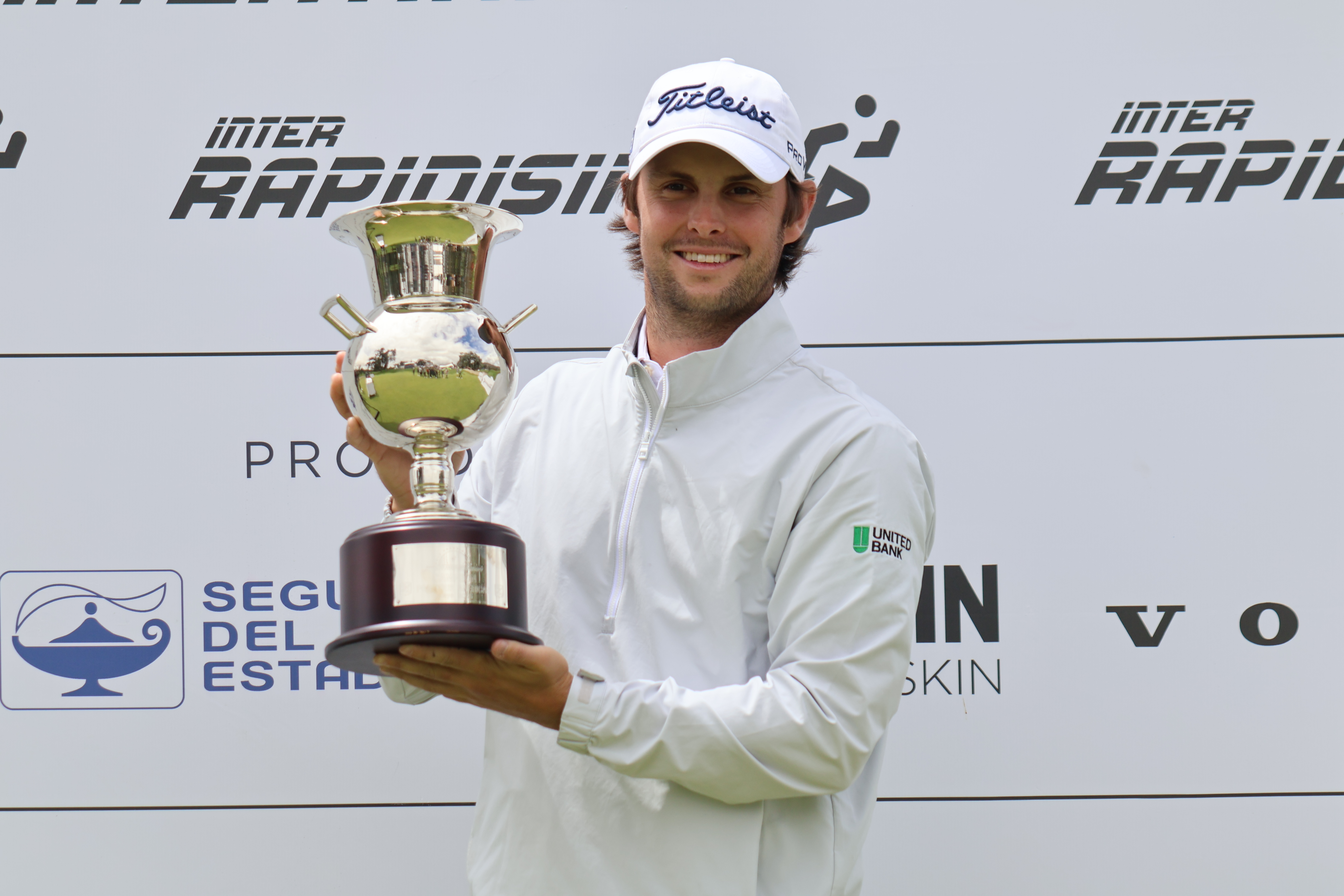 El estadounidense Davis Lamb con el trofeo del Inter Rapidísimo Golf Championship.