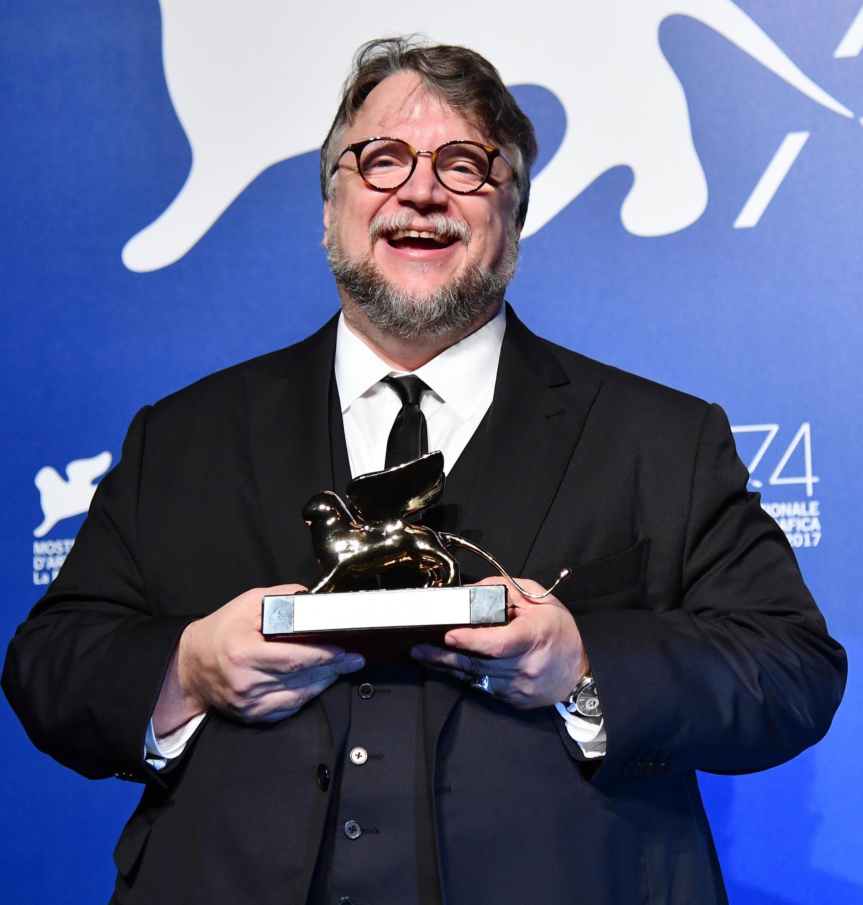 AME9200. VENECIA (ITALIA), 09/12/2022.- Fotografía de archivo fechada el 9 de septiembre de 2017, que muestra al director de cine Guillermo Del Toro mientras posa con el premio León de Oro por su película "La forma del agua", durante el Festival Internacional de Cine de Venecia (Italia). Guillermo del Toro estrena en Netflix "Pinocchio", uno de sus proyectos más personales y un retrato de la muerte “como un ente necesario, hermoso y profundo", según explicó el director mexicano en una entrevista con EFE. "Era fundamental que la vida y la muerte fueran hermanas y tuvieran un diálogo a través de Pinocchio, (...) la vida sin la muerte no tiene sentido, si algo no acaba, nunca empezó", comentó el dos veces ganador al Óscar, quien comparte créditos en la dirección con Mark Gustafson. EFE/ Ettore Ferrari ARCHIVO
