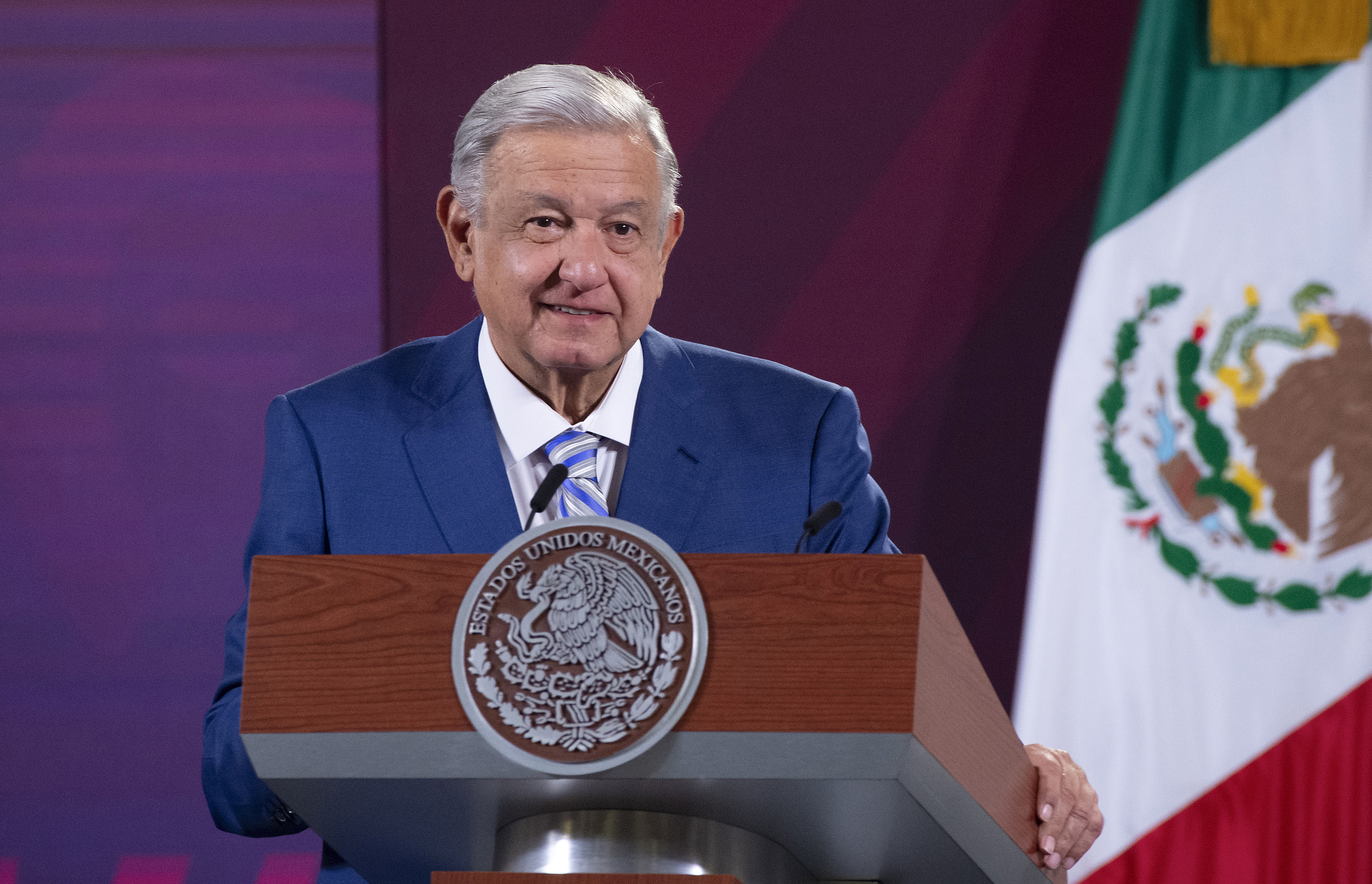 MEX6498. CIUDAD DE MÉXICO (MÉXICO), 16/02/2023.- Fotografía cedida hoy por la presidencia de México del mandatario mexicano, Andrés Manuel López Obrador, durante una rueda de prensa en Palacio Nacional, en Ciudad de México (México). López Obrador anunció este jueves que demandará por daño moral al abogado César de Castro, quien defiende al exsecretario de Seguridad de México Genaro García Luna, por sugerir que recibió sobornos del narcotráfico en su campaña política de 2006. EFE/Presidencia de México/SOLO USO EDITORIAL/SOLO DISPONIBLE PARA ILUSTRAR LA NOTICIA QUE ACOMPAÑA(cRÉDITO OBLIGATORIO)