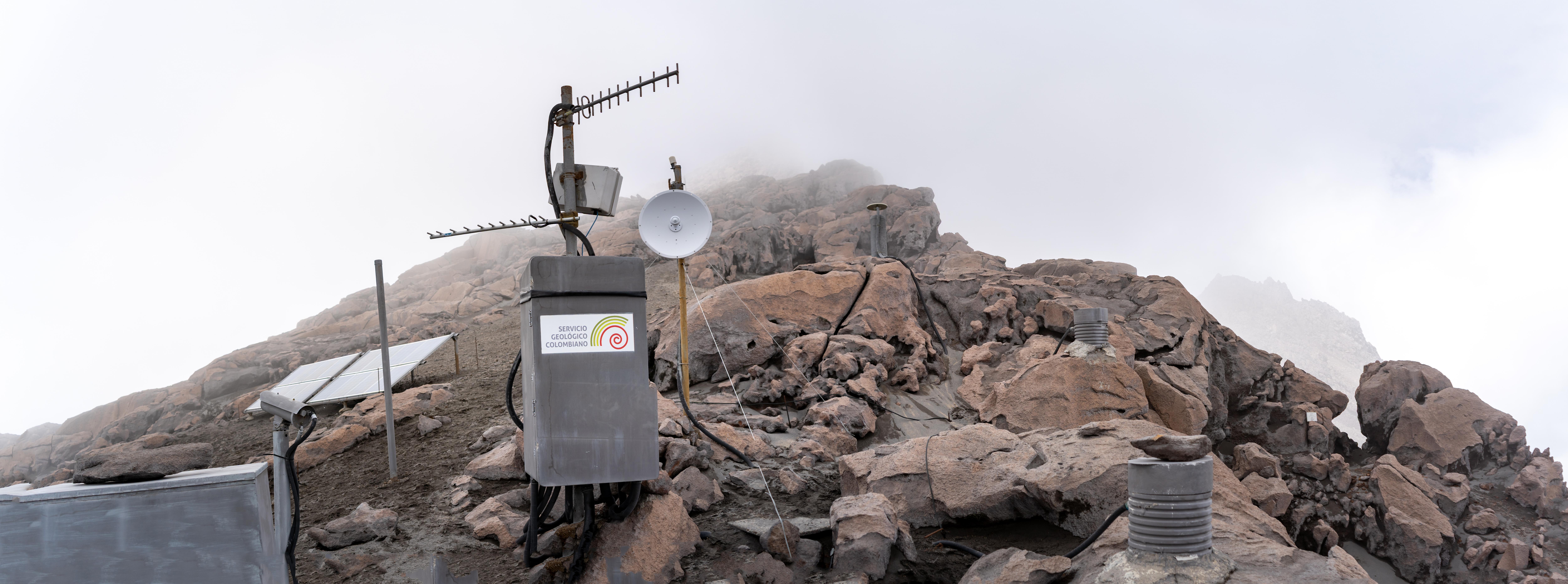 Estación La Olleta, volcán Nevado del Ruiz. Ubicada a más de 4.500 metros de altitud, esta estación del Servicio Geológico Colombiano registra en tiempo real la actividad sísmica, las emisiones de gases y otros parámetros del volcán. /Marcela Han Acero