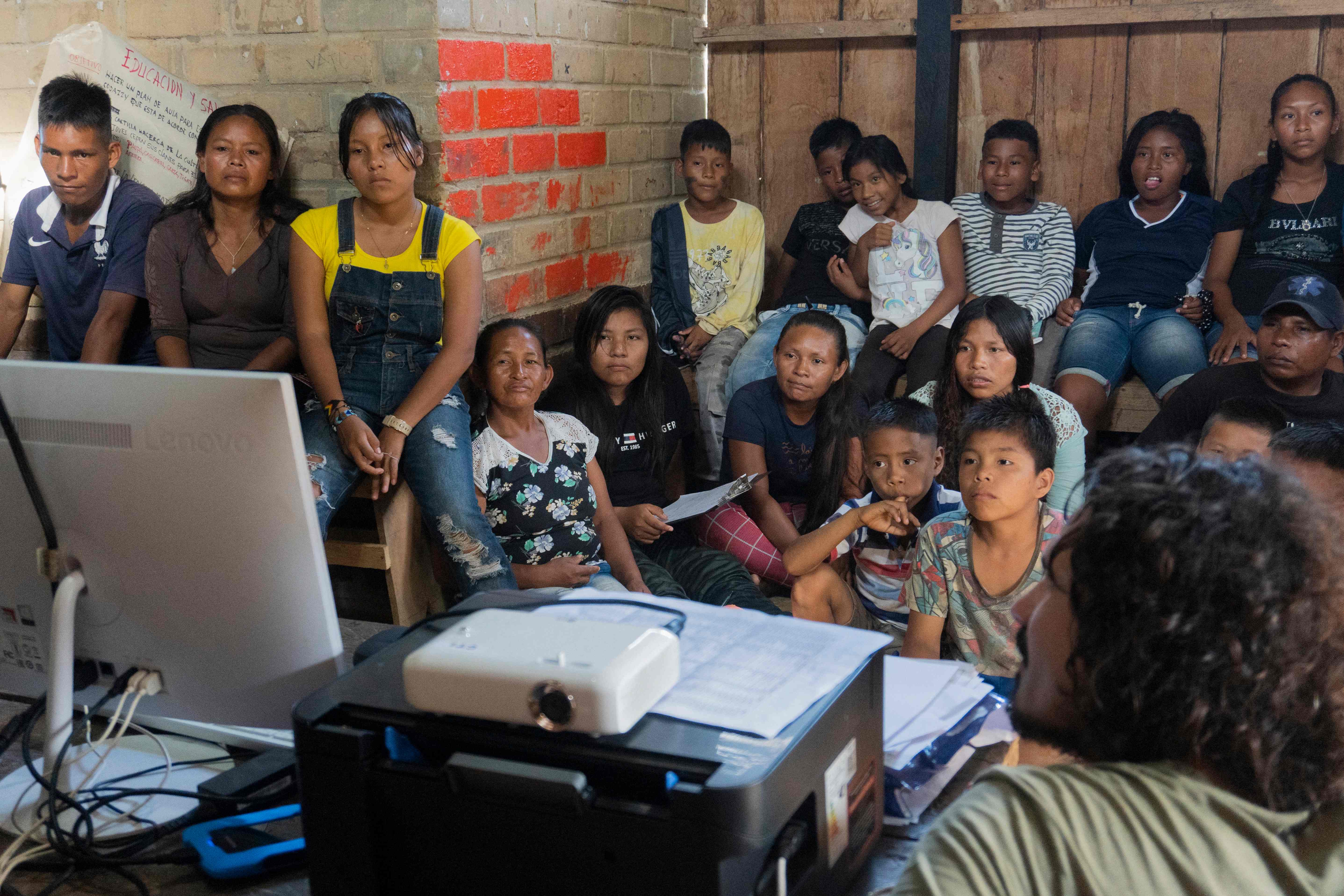 Indígenas Tikuna filman cortometrajes documentales con el apoyo del pueblo indígena Matis en San Martín de Amacayacu, Colombia