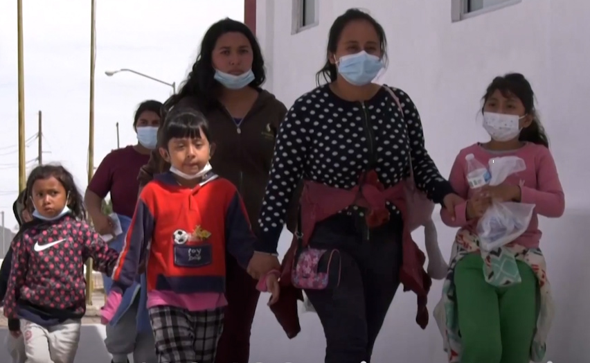 Migrantes denuncian engaños para expulsarlos de Estados Unidos