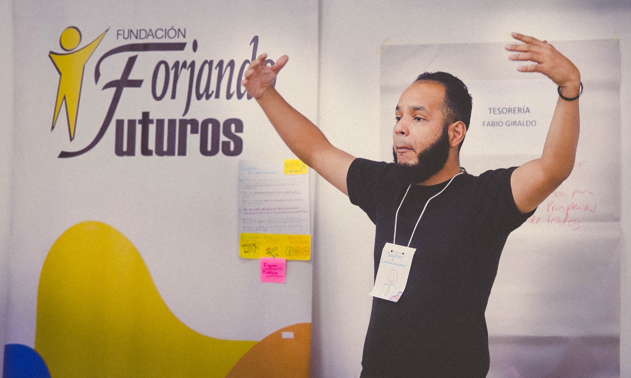 “Nosotros estando en estos parques generamos relación, comunicación e interacción entre las personas. Eso es chévere”, cuenta Carlos Iván López, vendedor informal del barrio Belén y líder de La Familia de la Calle.