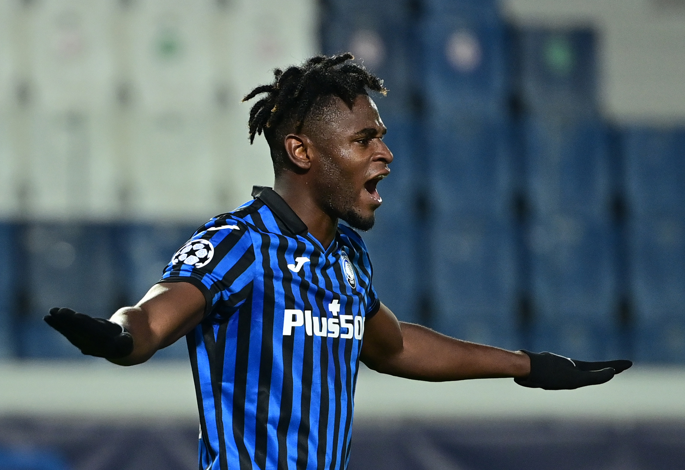 Duván Zapata anotó doblete con el Atalanta en el empate ante el Ajax