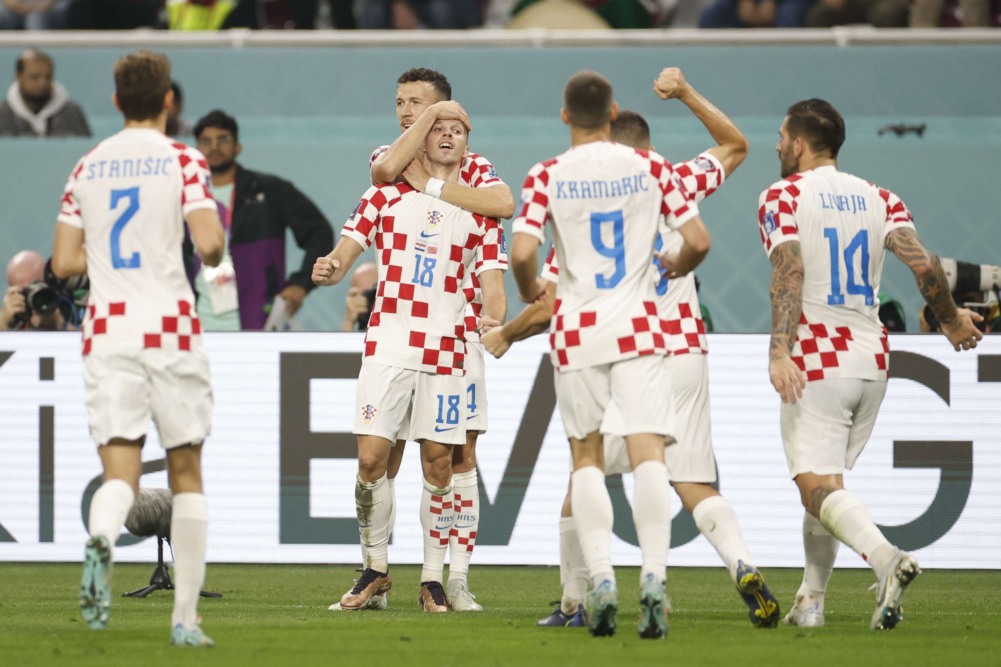 GR6010. RAYÁN (CATAR), 17/12/2022.- Mislav Oršić (c) de Croacia celebra un gol con sus compañeros hoy, en un partido por el tercer lugar del Mundial de Fútbol Qatar 2022 entre Croacia y Marruecos en el estadio Internacional Jalifa en Rayán (Catar). EFE/ Alberto Estevez