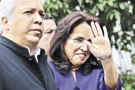 Carlos Alonso Lucio y Vivian Morales.