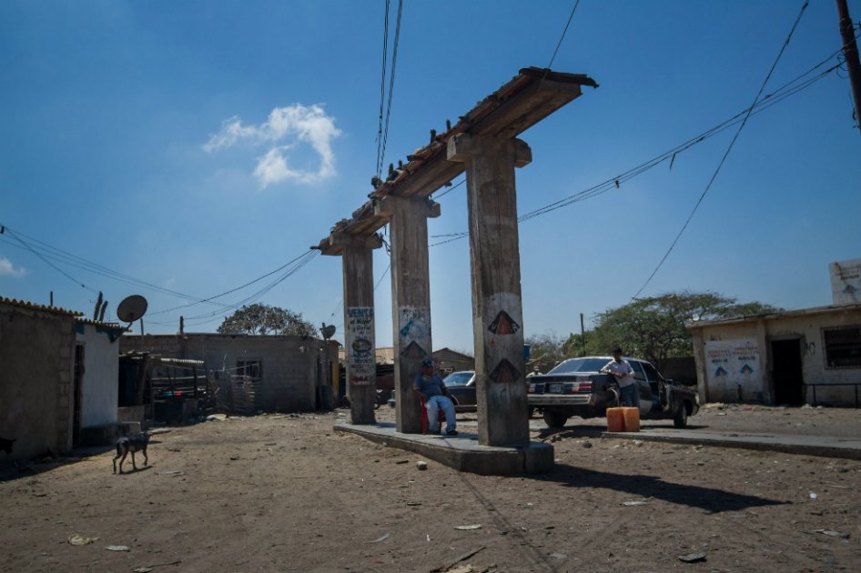 El rentable negocio del contrabando de alimentos y combustible, pese al cierre del paso en el fronterizo poblado venezolano de La Guajira, sigue siendo el delito que nadie perpetra en secreto. / Miguel Gutiérrez - EFE