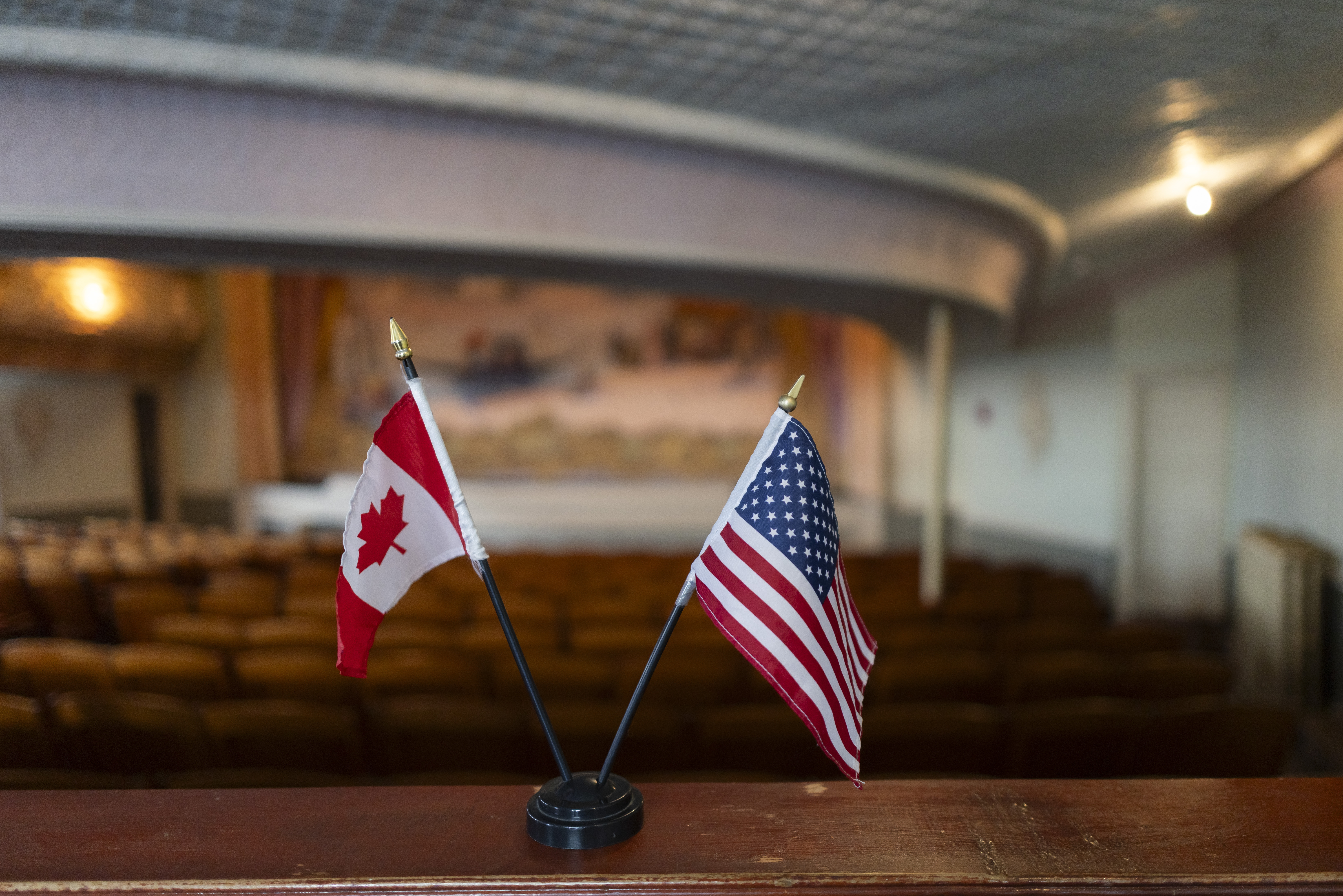 DERBY LINE (United States), 02/04/2025.- A US (R) and a Canadian flag is displayed inside the Haskell Free Library and Opera House, which is built directly on the international border between the United States and Canada, in Derby Line, Vermont, USA, 01 April 2025. Since the Haskell Free Library and Opera House's founding in 1901, library card holders from Canada have been able to use the library's front door in the United States without passing through an official international border crossing. The Trump administration, citing security concerns, has announced that this policy is set to change on 01 October 2025 and Canadian citizens will be required to pass through a more formal border crossing. The library has plans to create an entrance on the Canadian side of the border. (Estados Unidos) EFE/EPA/JUSTIN LANE