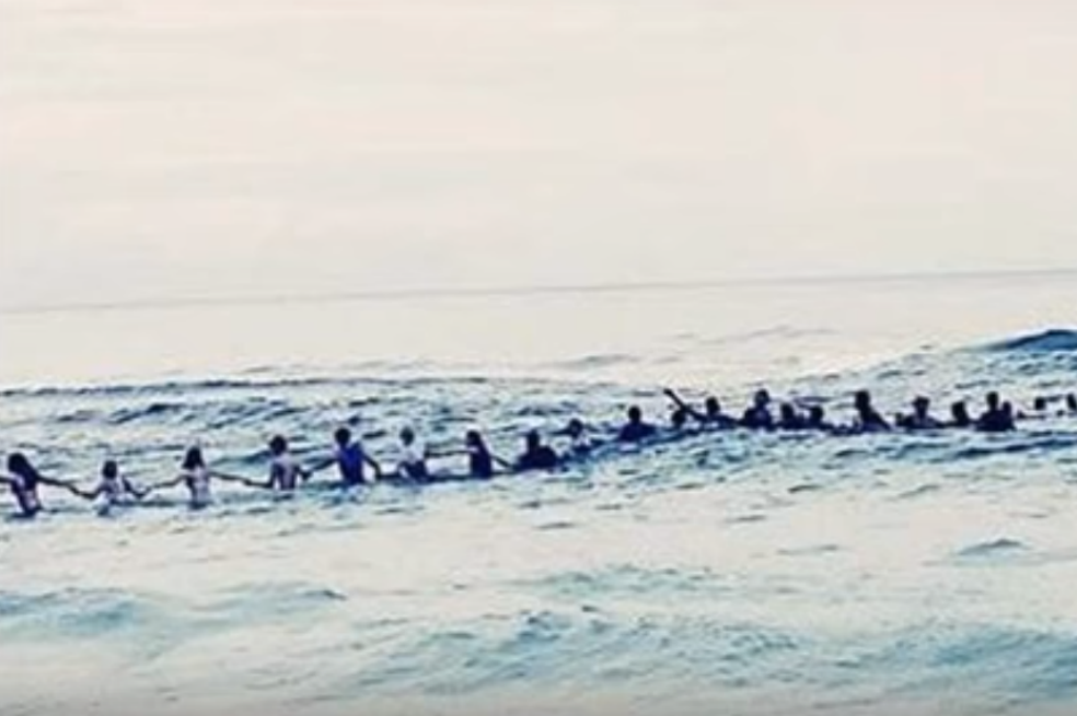Gracias a cadena humana, nueve integrantes de una familia se salvan de morir