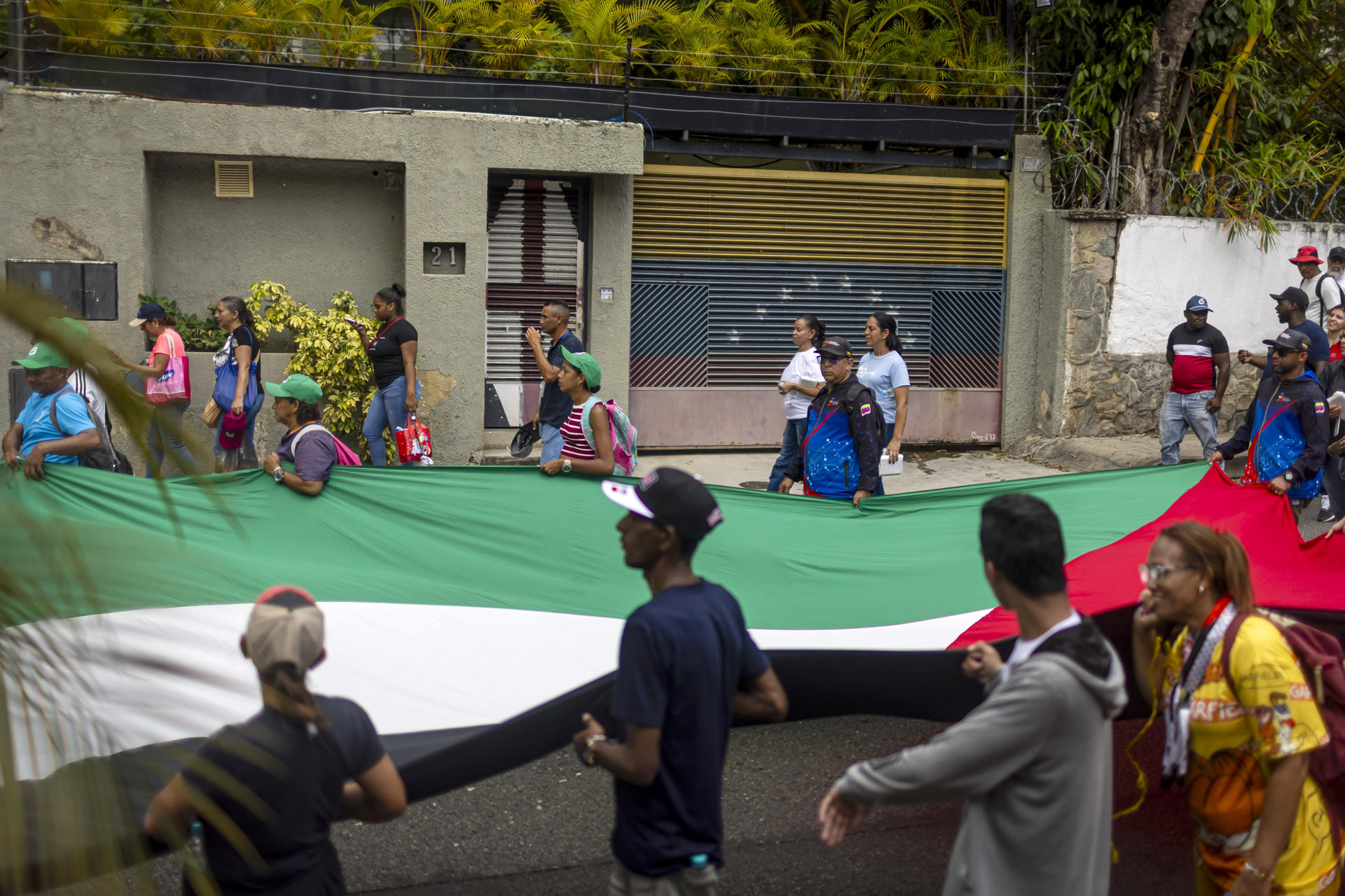 AME5646. CARACAS (VENEZUELA), 07/10/2025.- Personas participan en una manifestación en apoyo a Palestina este martes, en Caracas (Venezuela). EFE/ Miguel Gutiérrez