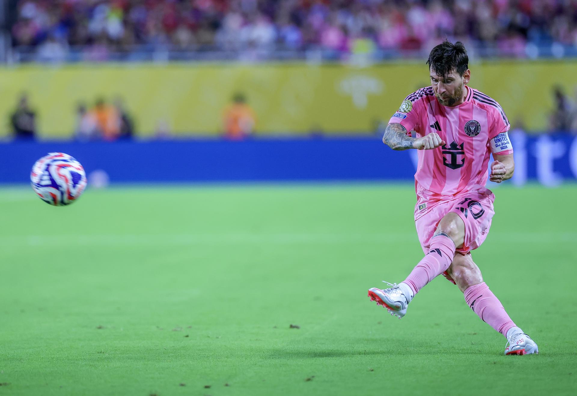 Messi brilló con un golazo de tiro libre y firmó un doblete ante Nashville: video