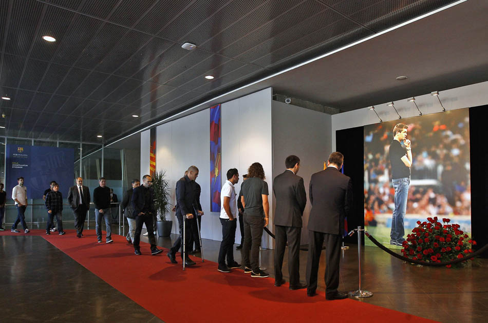 Jugadores del Barcelona rinden homenaje a Tito Vilanova