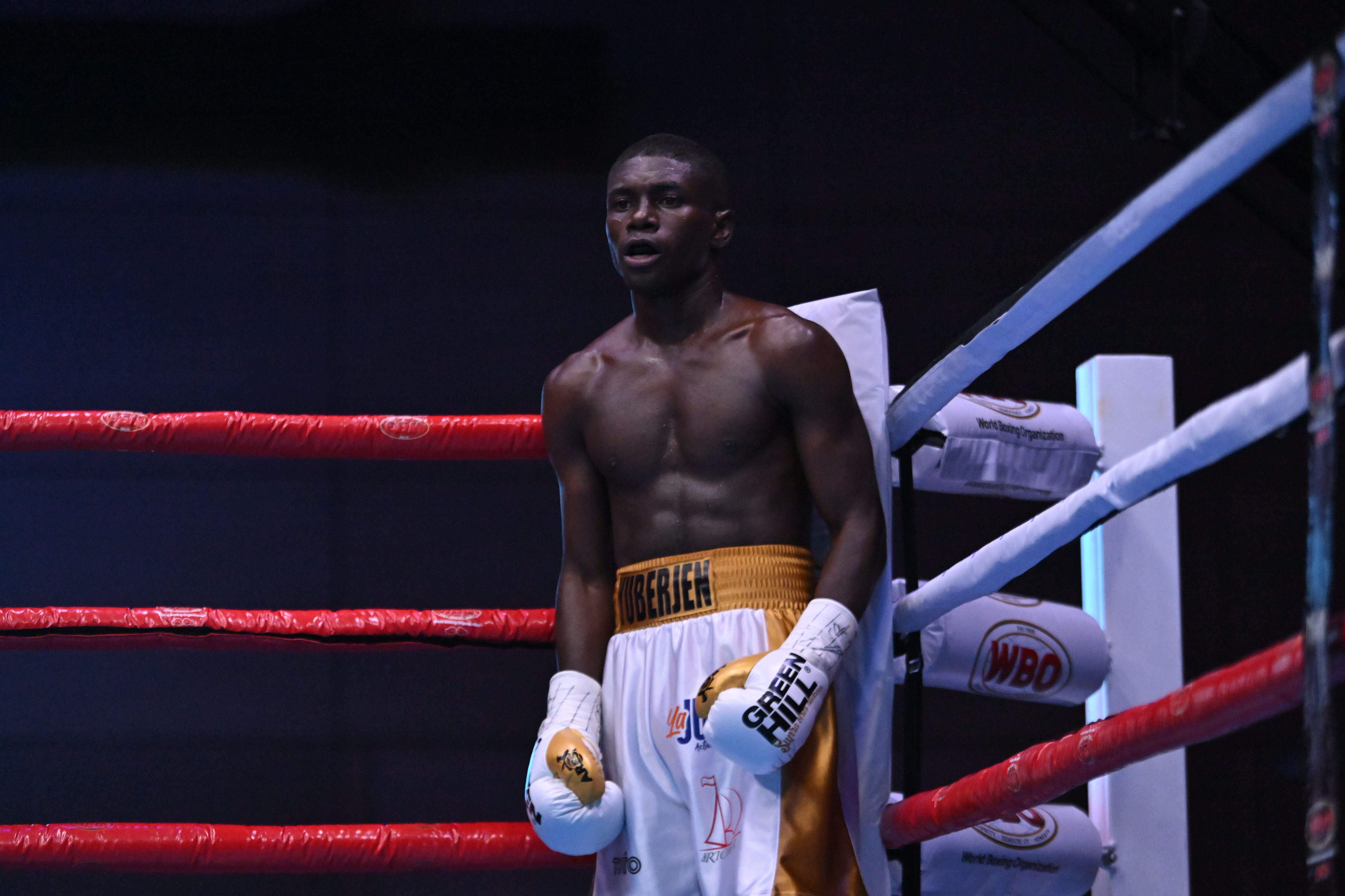 Yuberjén Martínez, boxeador profesional colombiano y medallista olímpico.