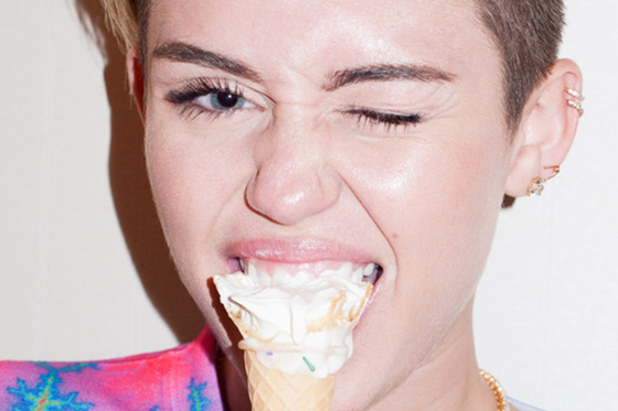 Miley Cyrus muestra casi todo en fotos por Terry Richardson