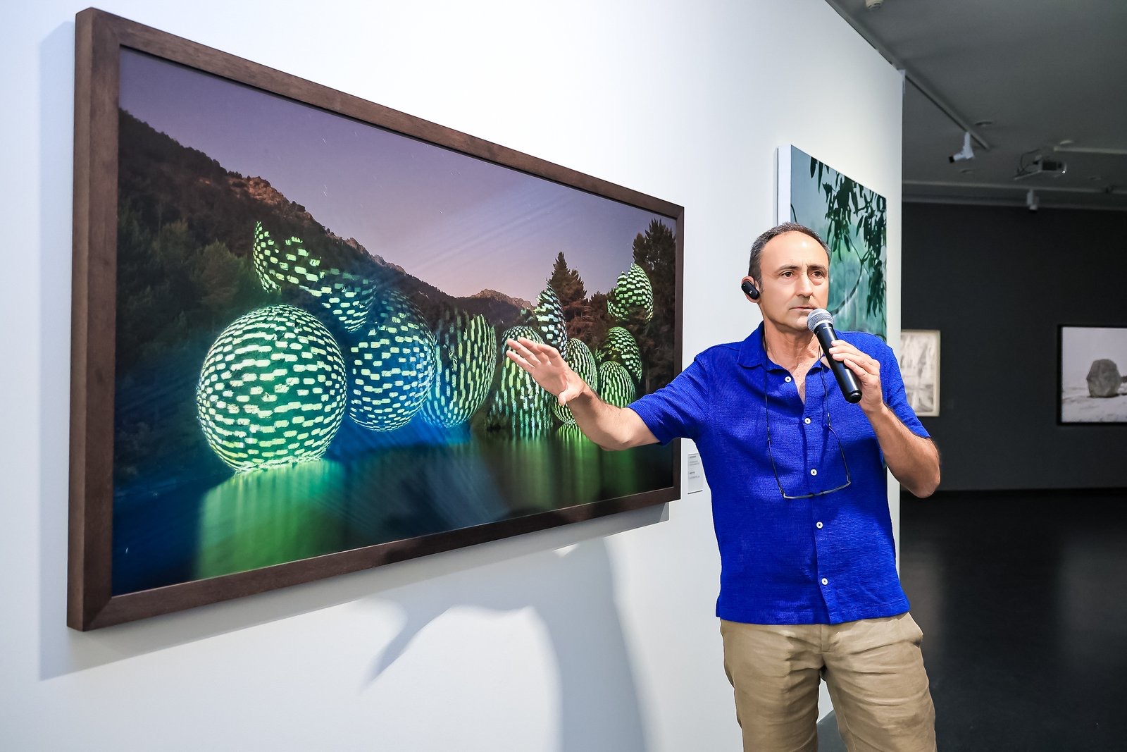 "Por eso diría que mi trabajo se sitúa en un punto intermedio entre ambas prácticas. Parto de algo existente, pero al intervenir lo reinvento visualmente, lo reinterpreto y lo llevo a un lugar distinto del punto de partida", dijo Javier Riera.