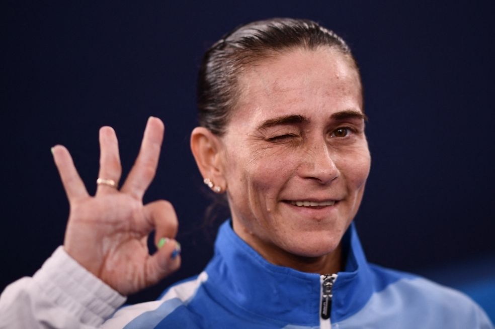 Con 46 años y tras ocho olímpiadas, Oksana Chusovítina se retiró de la gimnasia profesional en Tokio 2020. Leyenda de las justas y campeona olímpica, Chusovítina representó a la URSS, a Alemania y a Uzbekistán.