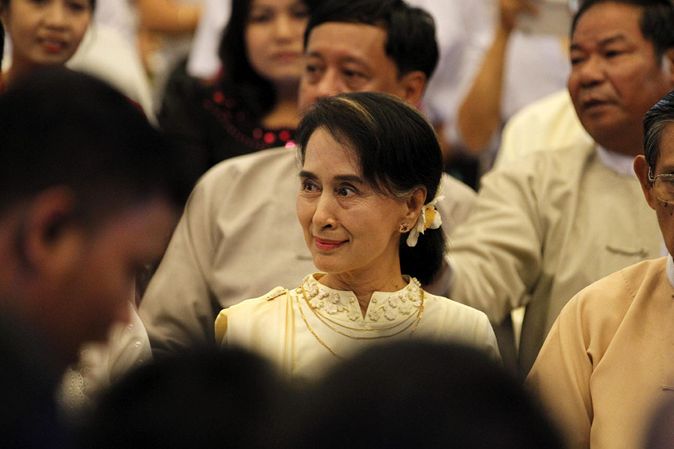 Aung San Suu Kyi está encausada por múltiples infracciones por la Junta Militar en el poder, entre ellas por haber violado varias veces una ley sobre secretos de Estado, por fraude electoral en los comicios de 2020 -que ganó su partido-, por sedición o corrupción, entre otros cargos más.