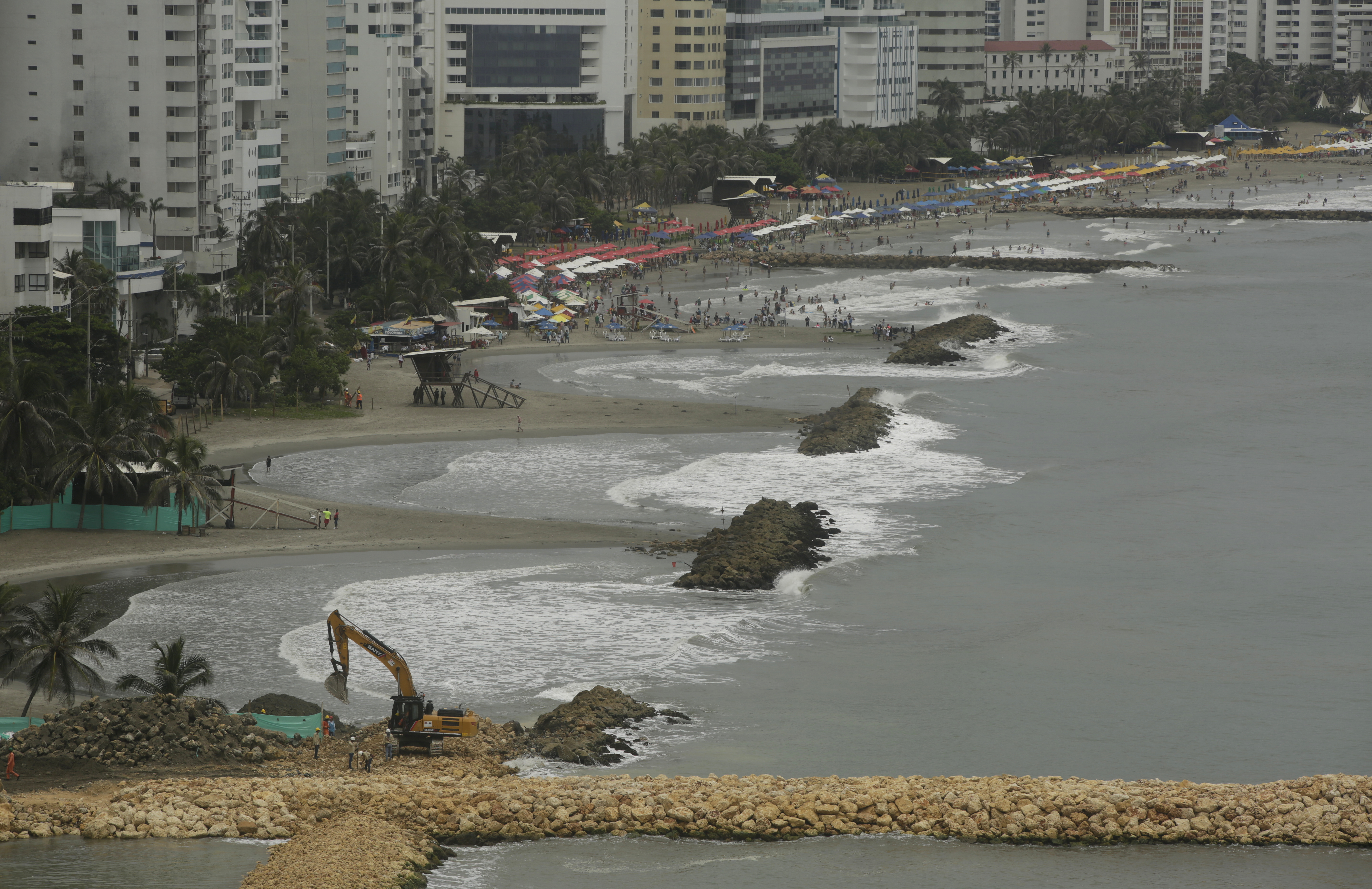 CTG001. CARTAGENA (COLOMBIA), 03/08/2022.- Fotografía de las obras de la protección costera, el 01 de agosto de 2022 en Cartagena (Colombia). Estas obras son vitales para mitigar el impacto de la erosión costera y las inundaciones que actualmente afectan a la ciudad, y que a fecha de hoy se encuentran en un avance del 24,8% con más de 124 mil metros cúbicos de roca instalada. La protección costera avanza en su fase I componente I cuya longitud es de 7,2 kilómetros, está tasada en un costo de unos 37.210 millones de dólares y deberá estar terminada en junio de 2023. EFE/Ricardo Maldonado Rozo