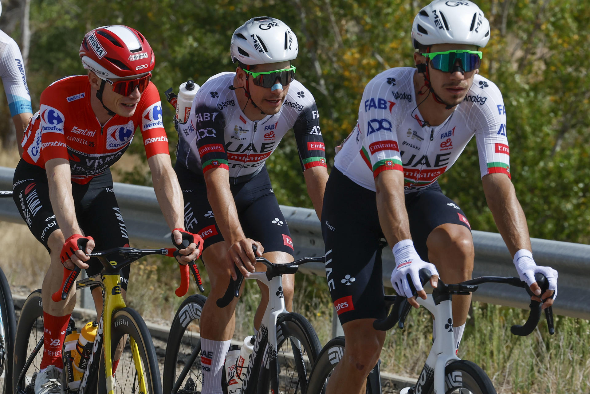 RUEDA - GUIJUELO (CASTILLA Y LEÓN), 12/09/2025.- Los ciclistas, Jonas Vingegaard (i), João Almeida (c) y Nélson Filippe Oliveira, durante la decimonovena etapa de la Vuelta ciclista a España con un recorrido aún intacto pese a las posibles protestas propalestinas de 161,9 kilómetros llanos entre Rueda, en la provincia de Valladolid, y Guijuelo, en la de Salamanca. EFE/ Javier Lizón
