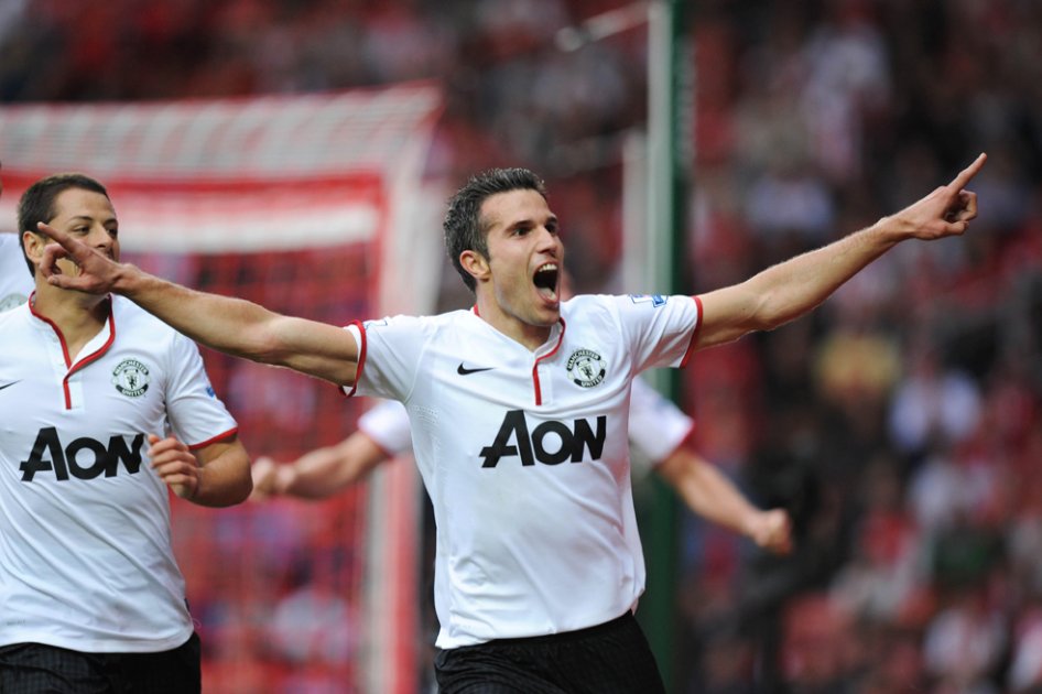 Triplete de Van Persie salva al United