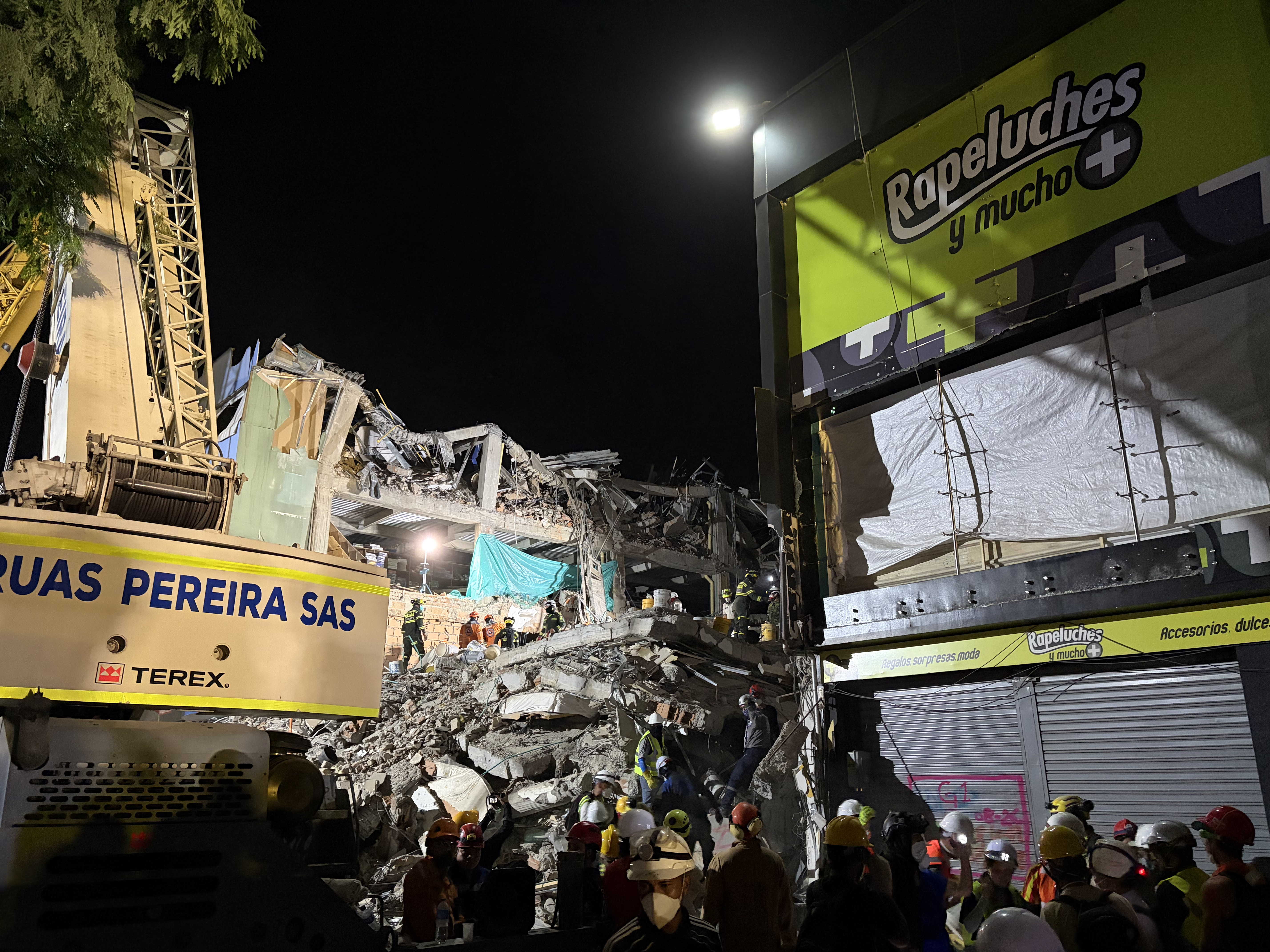 Rescatistas trabajan sobre las ruinas del Hotel Dibeni.