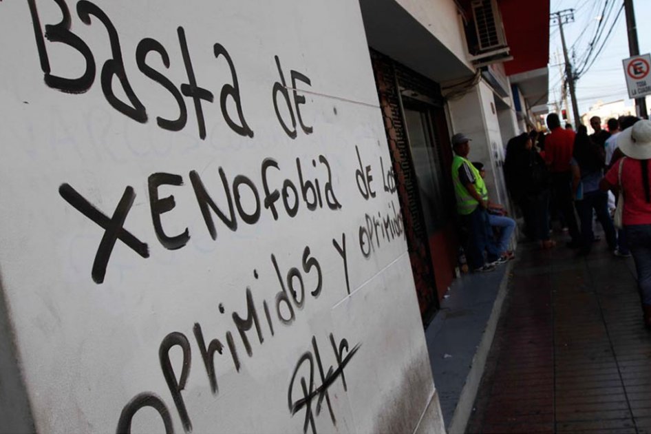 También aparecieron rayados apoyando a los migrantes    |  Rodrigo Selles