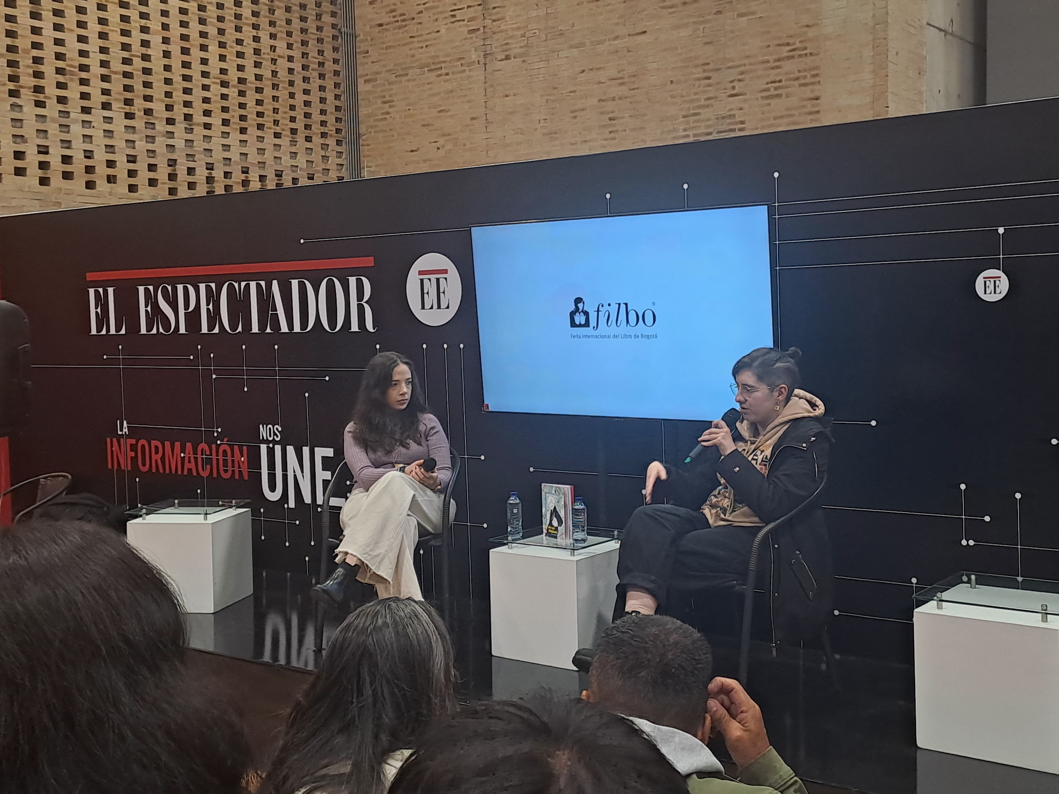 La periodista del Magazín Cultural de El Espectador, Andrea Jaramillo, conversa con Malú Martínez, más conocida como Malumens, autora del libro.