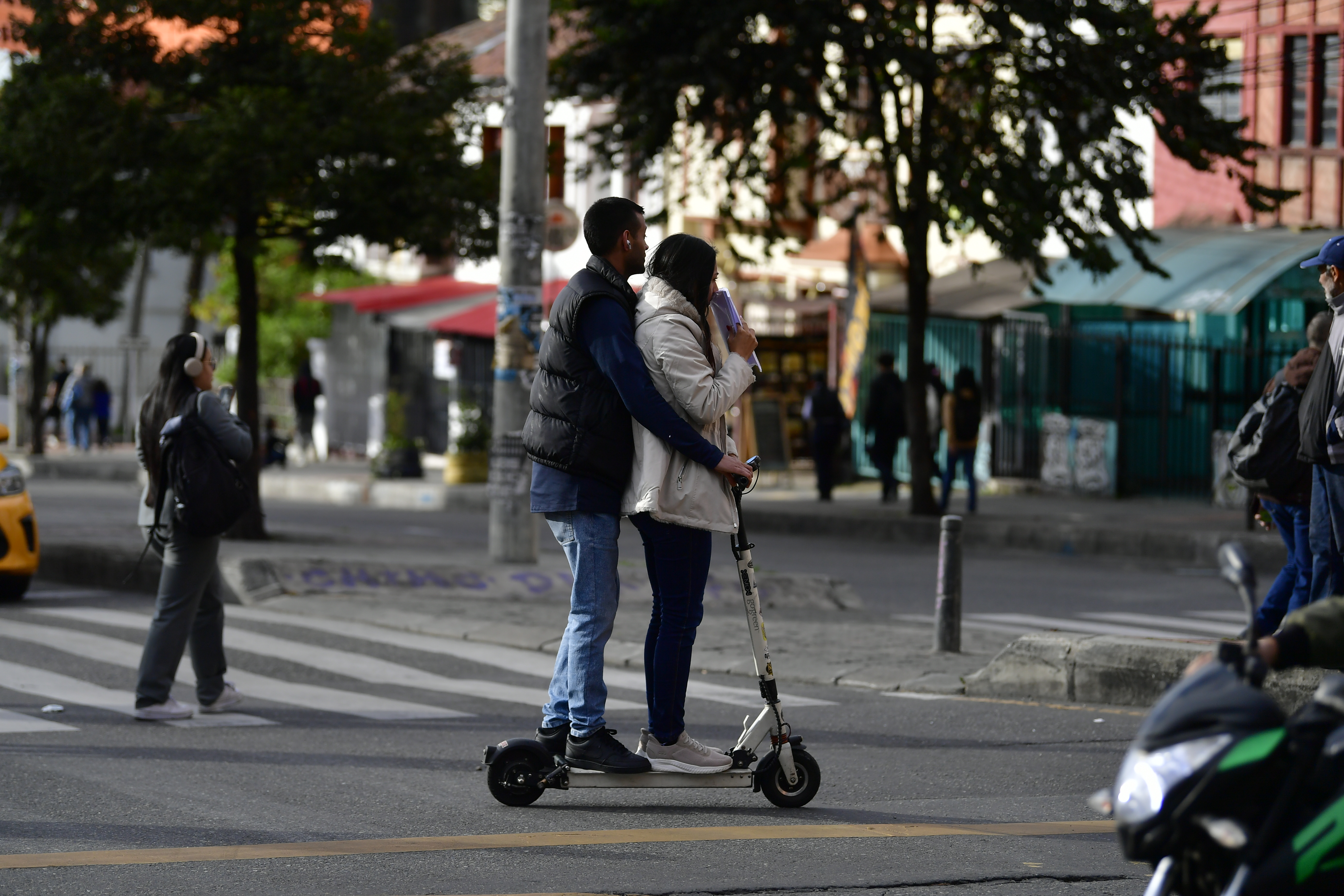Bogotá estrena reglas para patinetas eléctricas: ¿quiénes podrán usar ciclorrutas?