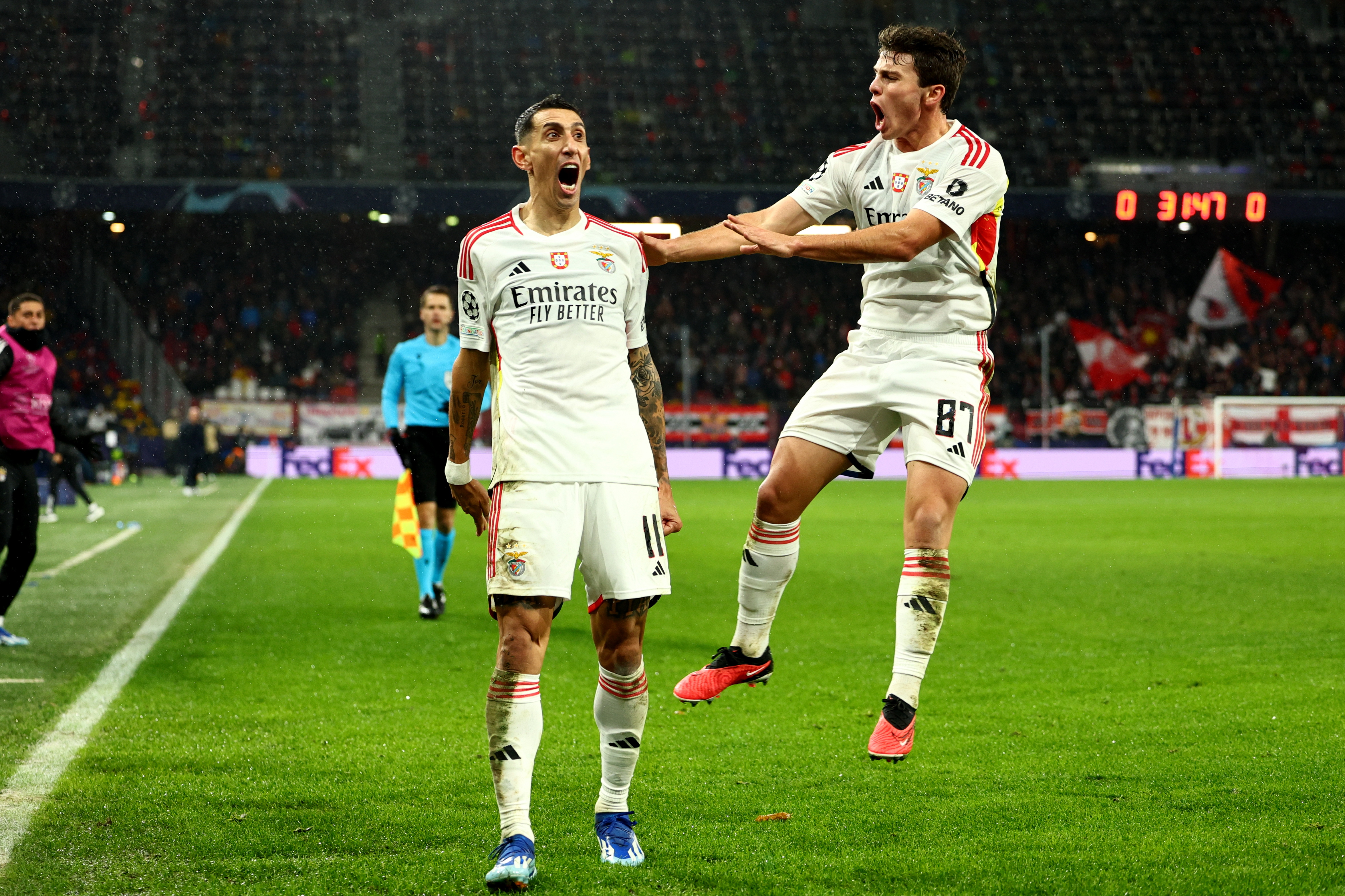 Salzburg (Austria), 12/12/2023.- Benfica's Angel Di Maria celebrates with teammates after assisting in the 0-1 goal during the UEFA Champions League group stage match between RB Salzburg and Benfica Lisbon in Salzburg, Austria, 12 December 2023. (Liga de Campeones, Lisboa, Salzburgo) EFE/EPA/ANNA SZILAGYI