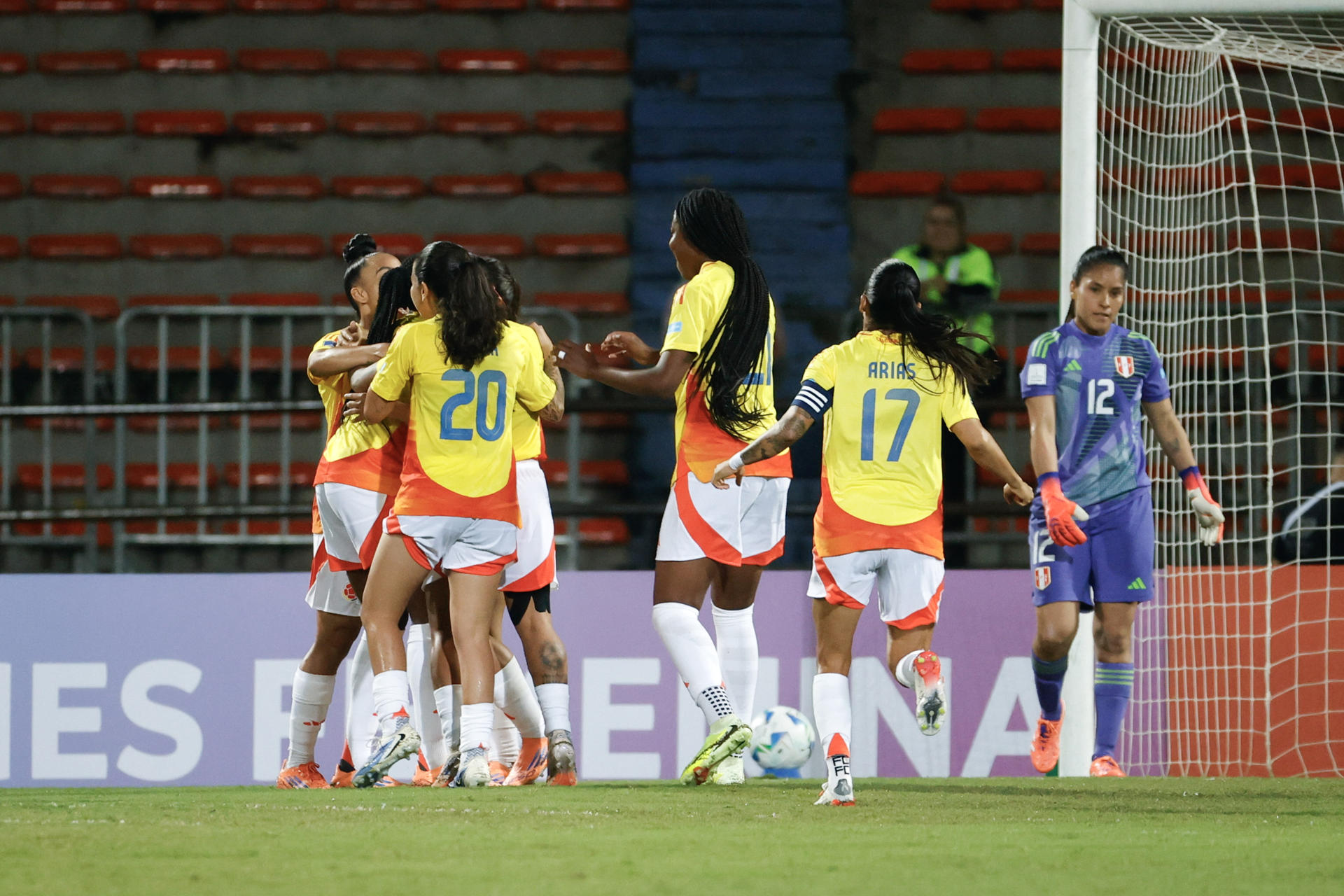 AME1276. MEDELLIN (COLOMBIA), 24/10/2025.- Jugadoras de Colombia celebran un gol este viernes, en un partido de la Liga de Naciones Femenina entre Colombia y Perú en el Atanasio Girardot, en Medellin (Colombia). EFE/ Mauricio Dueñas Castañeda